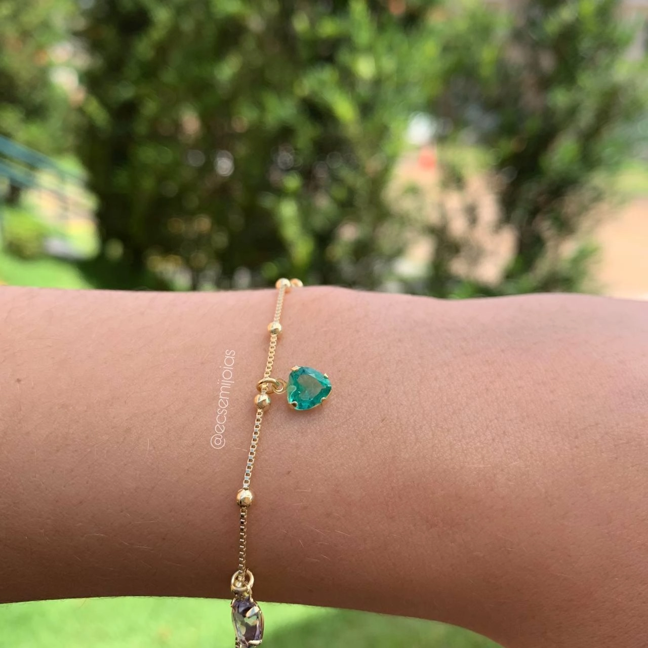 Pulseira de bolinhas com corações pendurados delicada - banhada a ouro 18k