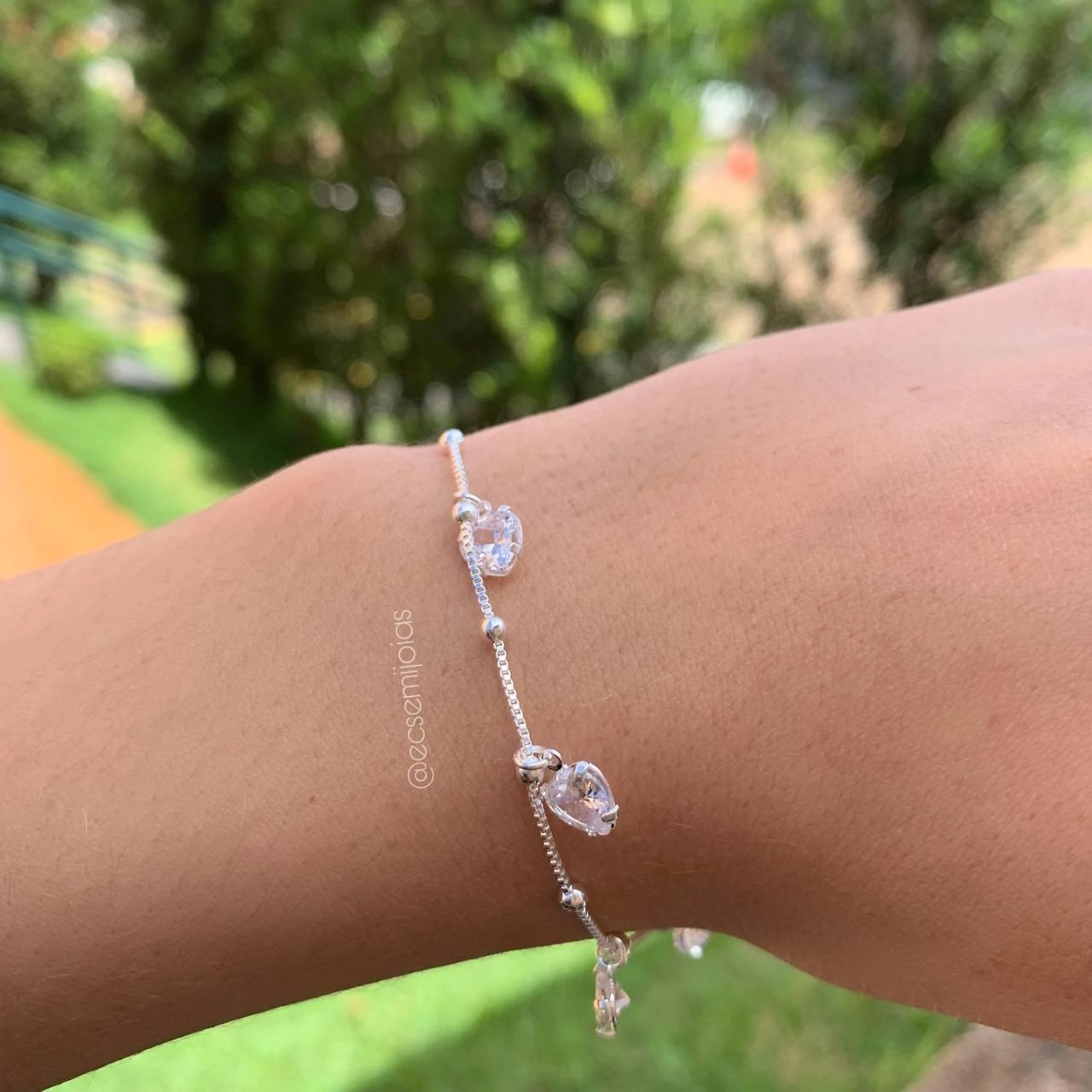 Pulseira de bolinhas com corações pendurados delicada - banhada a prata 925
