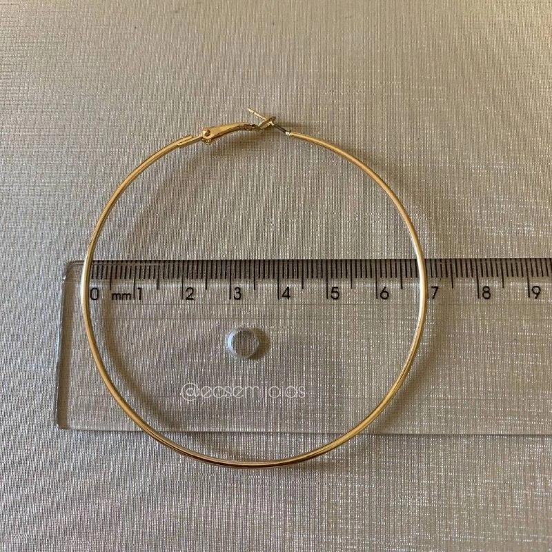 Brinco argola lisa de 7cm c/trava - banho de ouro 18k