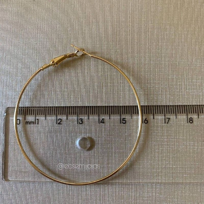 Brinco argola lisa de 6cm c/trava - banho de ouro 18k