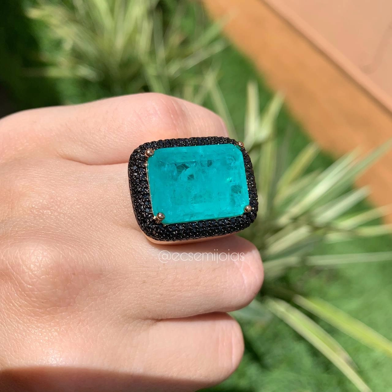 Anel de pedra retangular em volta cravejado - banhado a ouro 18k