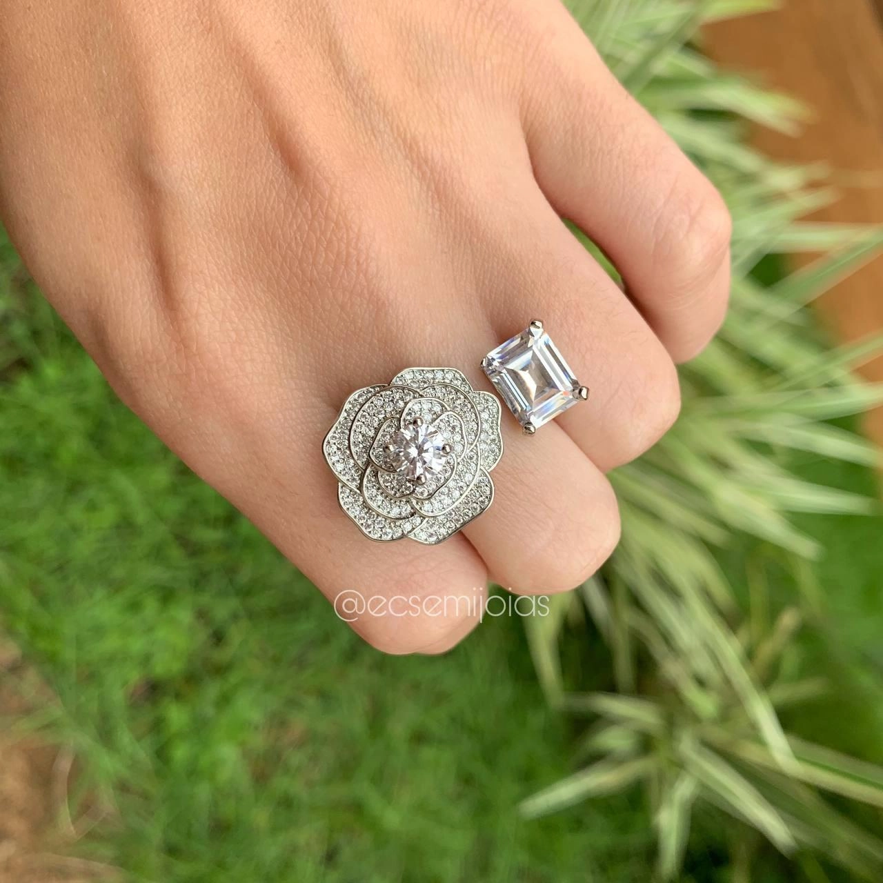Anel rosa cravejada com pedra quadrada -banhado a ródio branco