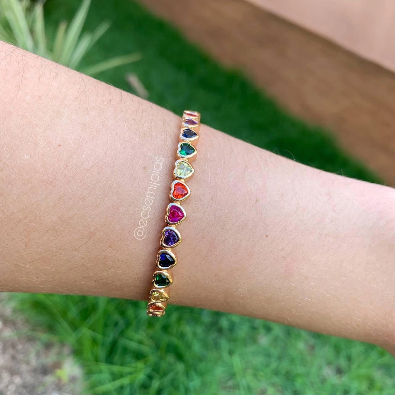 Bracelete de corações coloridos - banhado a ouro 18k