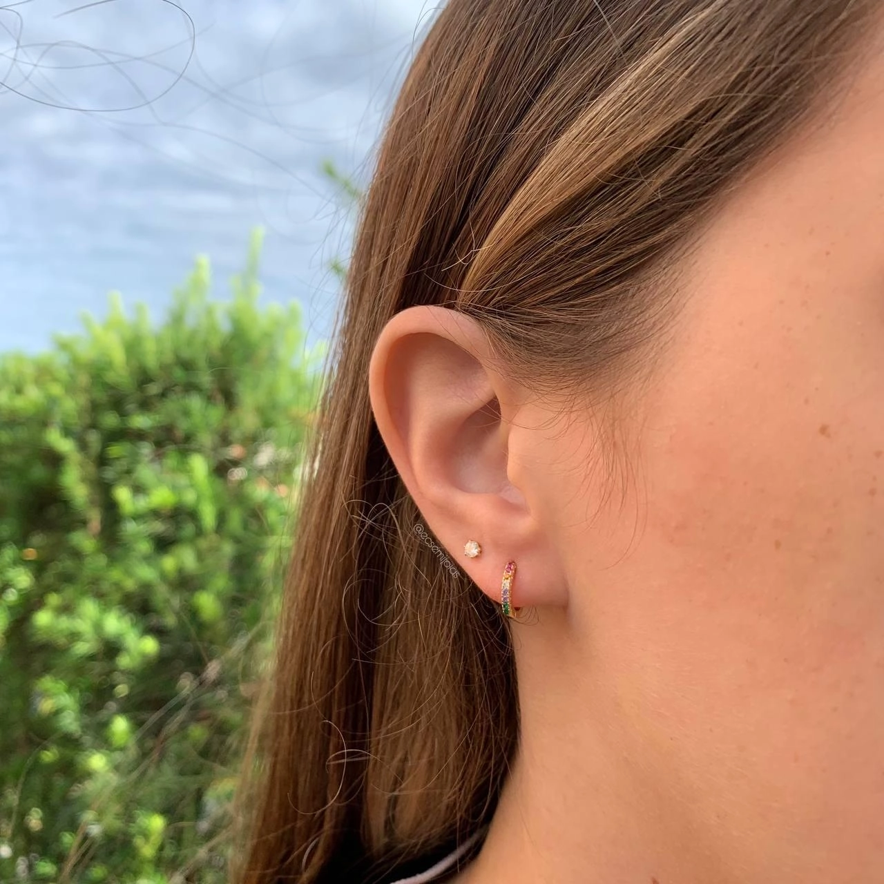 Brinco argola colorida - tamanho M - banhada a ouro 18k