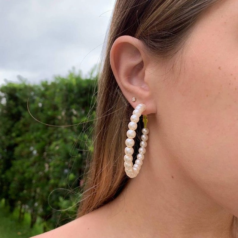 Brinco argola com pérolas com trava- banhado a ouro 18k