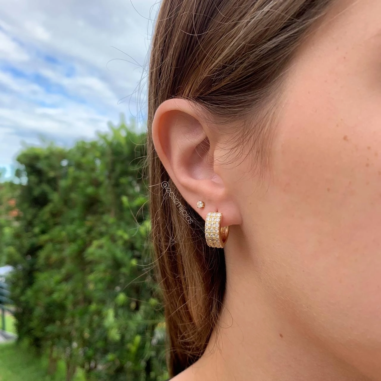 Brinco argola cravejada 3 fileiras  - banhada a ouro 18k