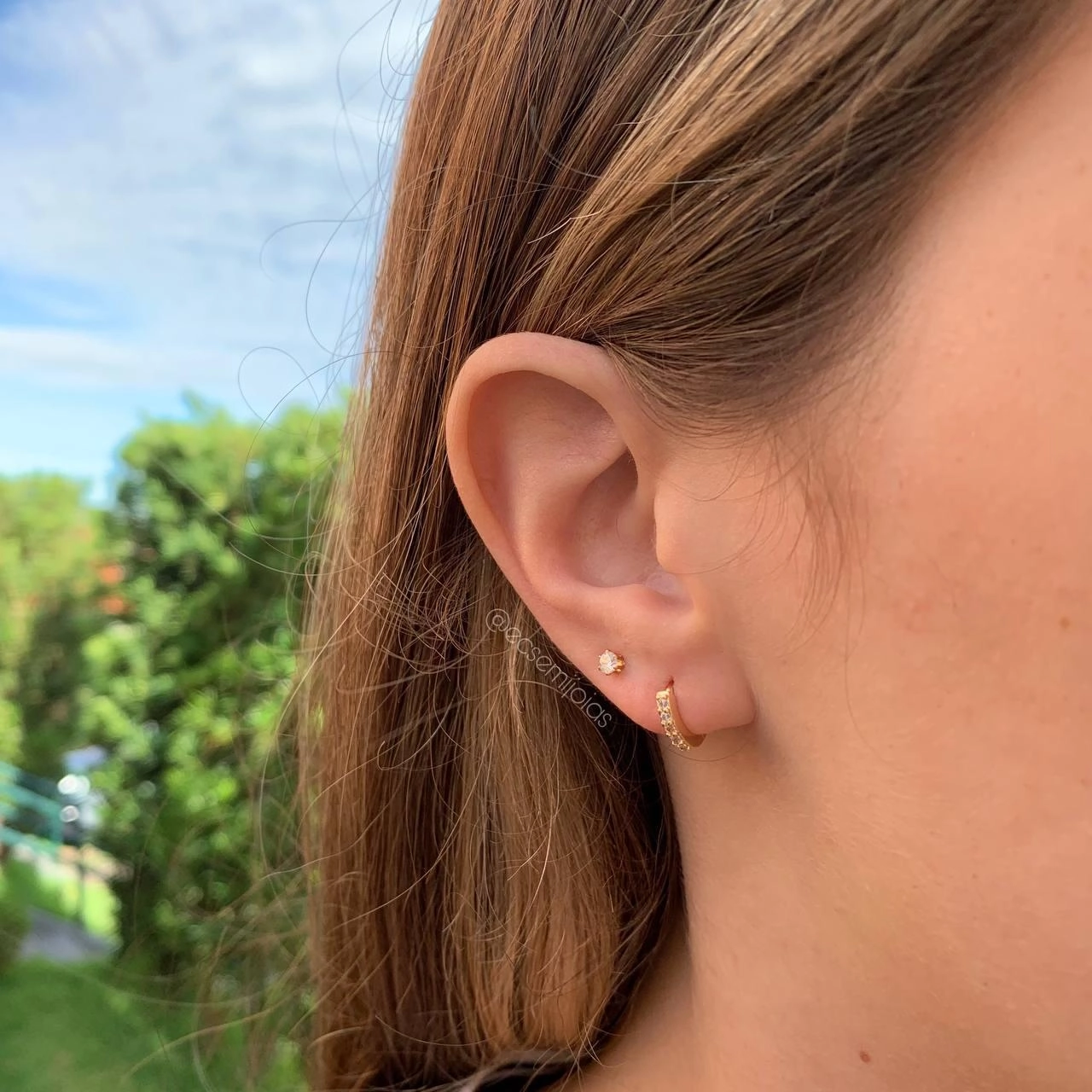 Brinco argola cravejada 5 zircônias - banhada a ouro 18k