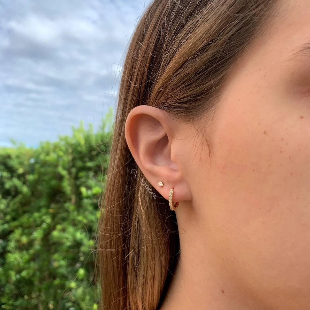 Brinco argola cravejada 7 zircônias  média  - banhada a ouro 18k