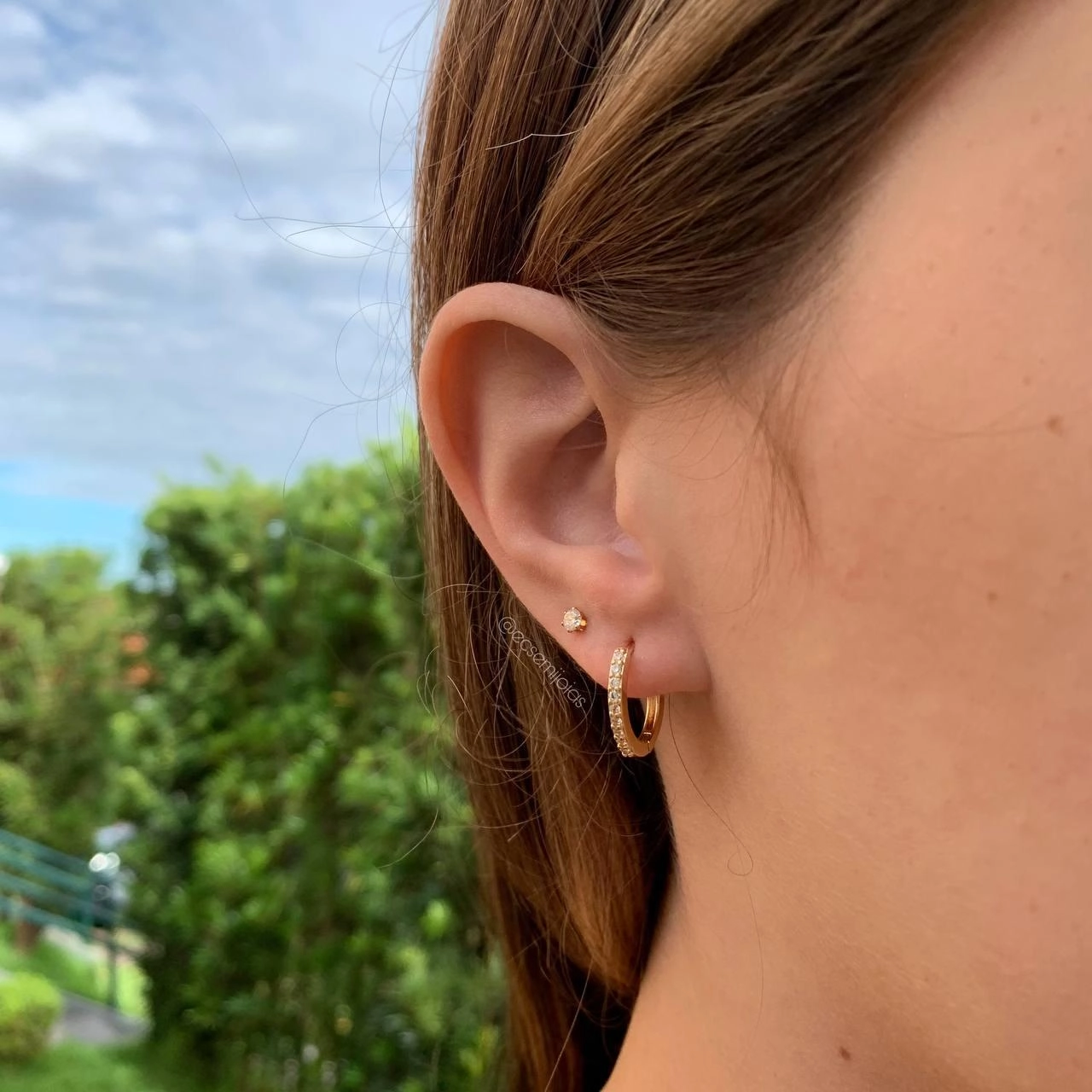 Brinco argola cravejada 9 zircônias  grande  - banhada a ouro 18k