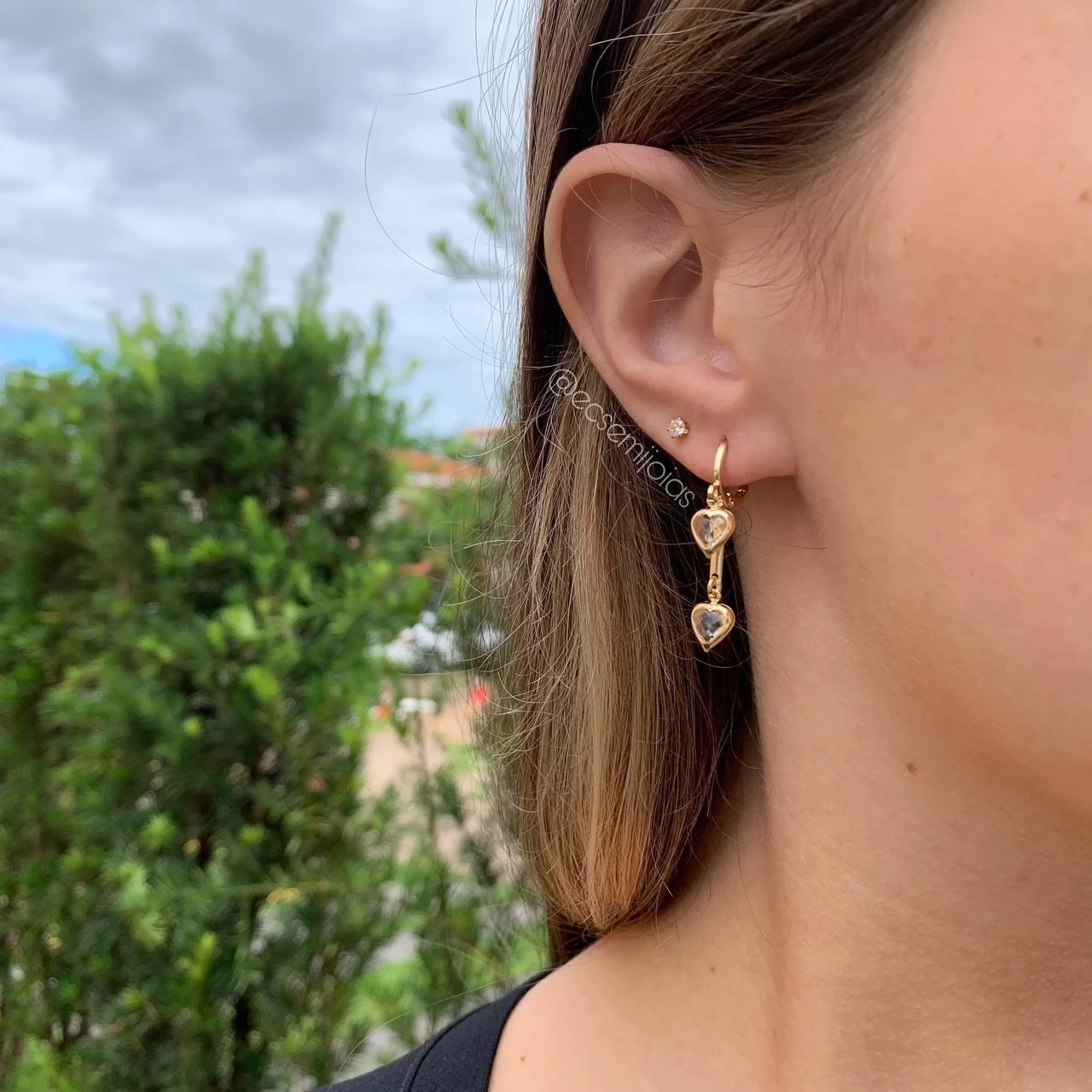 Brinco argola dois corações delicados - banhado a ouro 18k