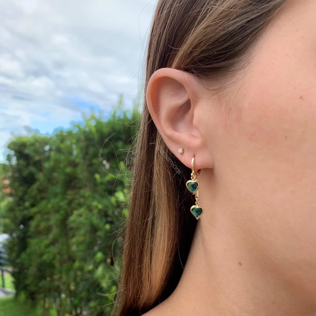 Brinco argola dois corações delicados - banhado a ouro 18k
