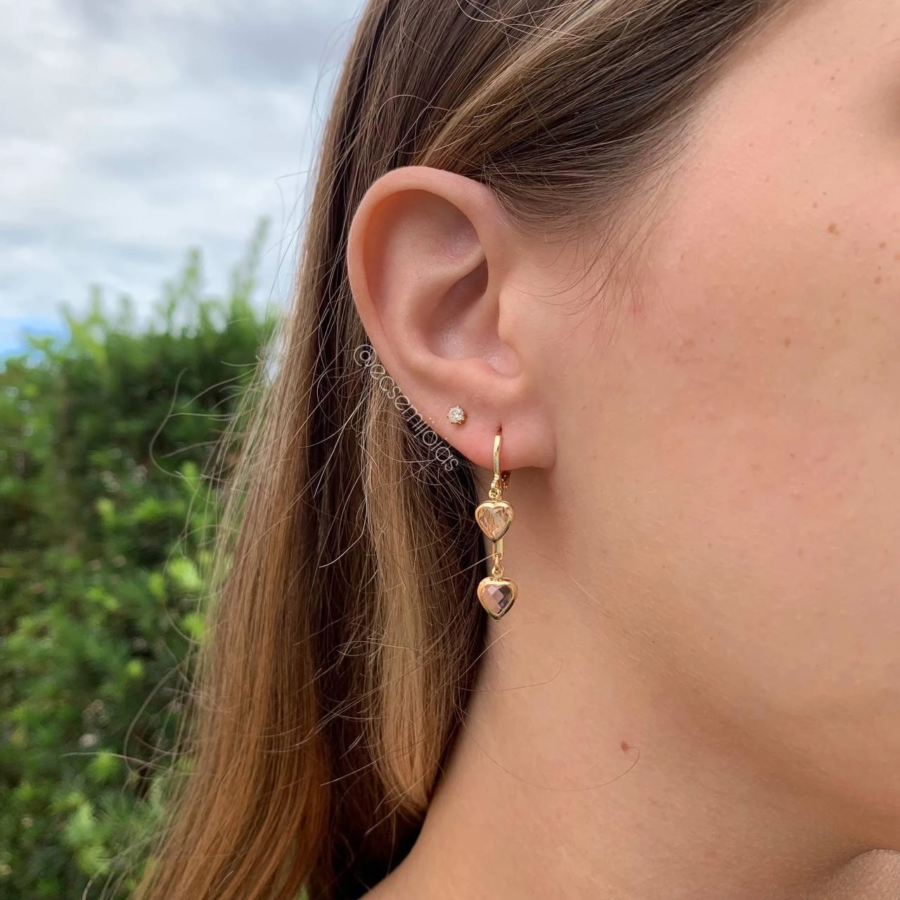 Brinco argola dois corações delicados - banhado a ouro 18k