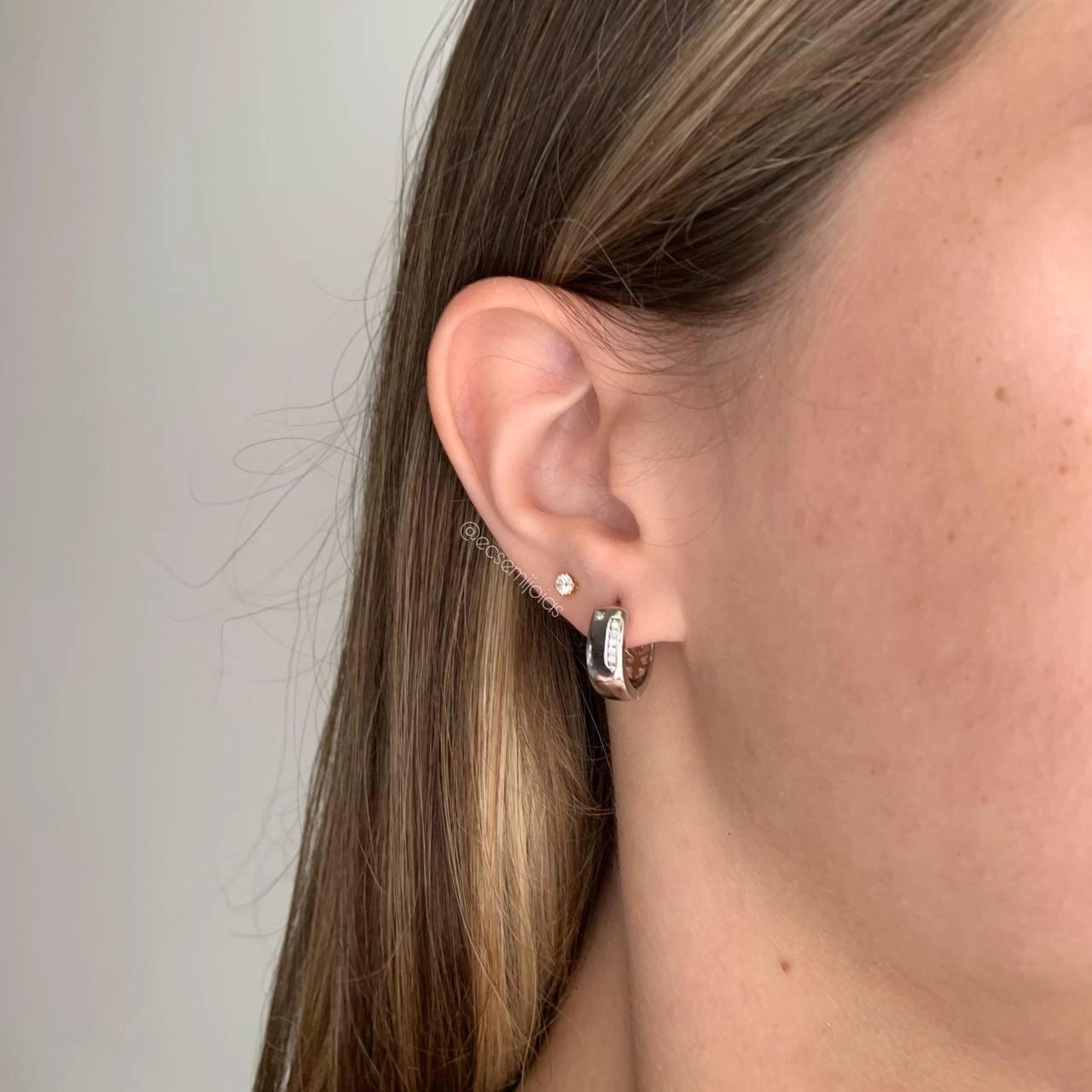 Brinco argola pequena com 6 zircônias- banhada a ródio branco