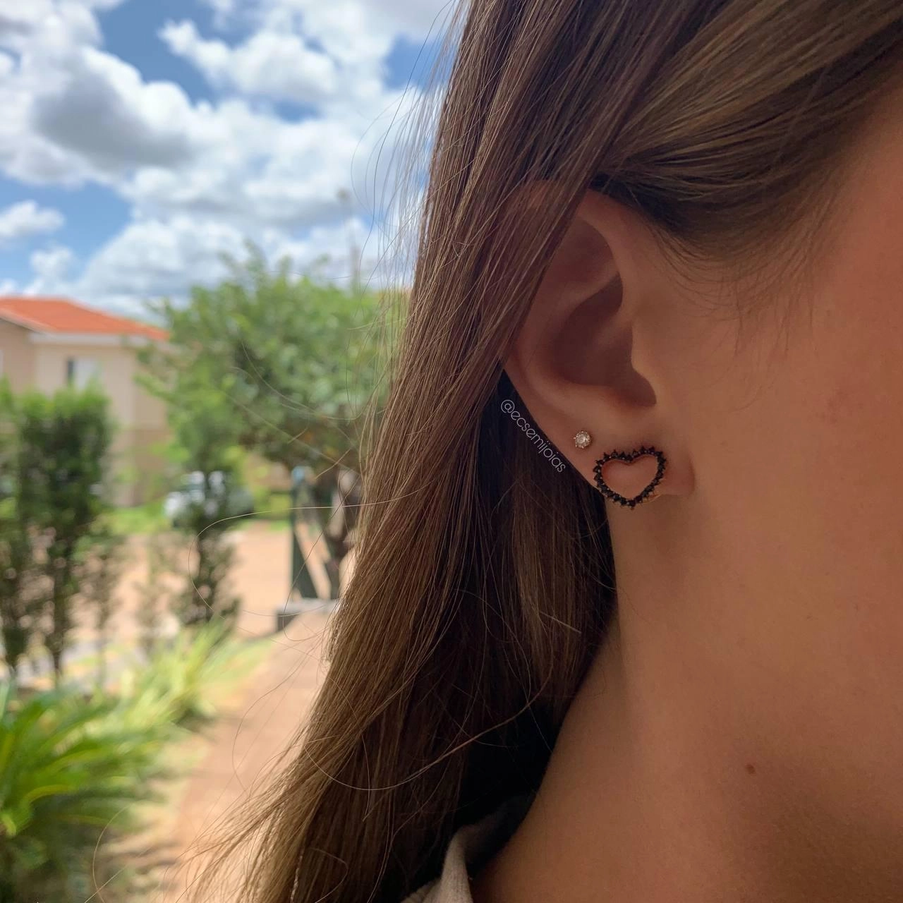 Brinco coração vazado cravejado - banhado a ouro 18k