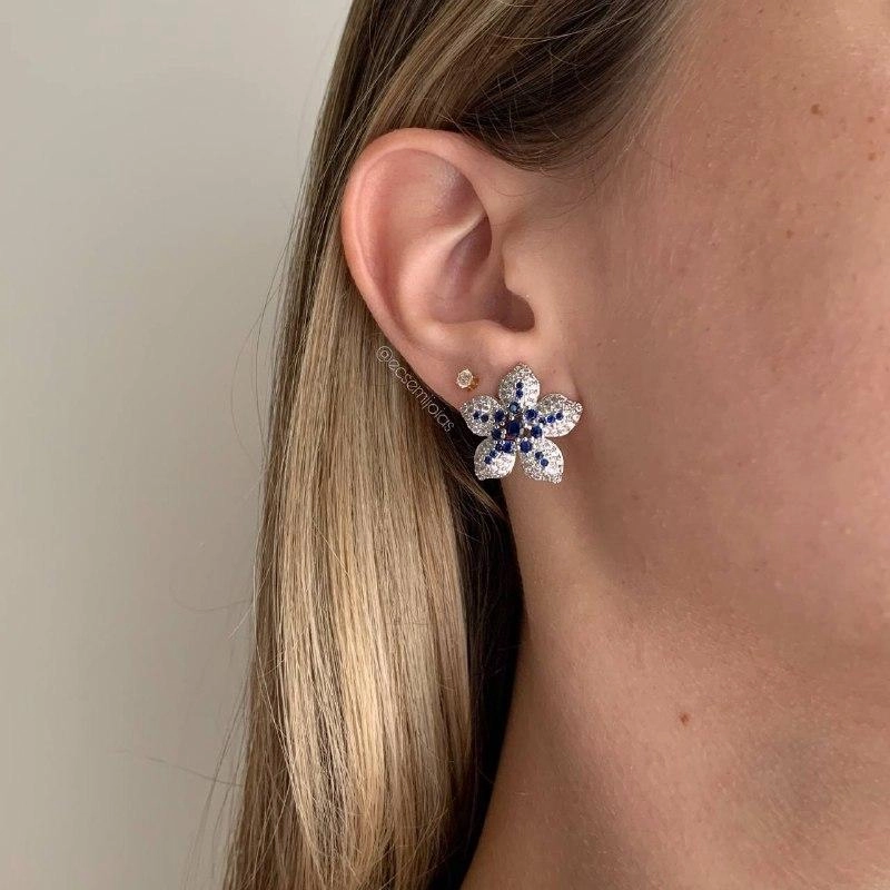 Brinco de flor cravejado  - banhado a ródio branco