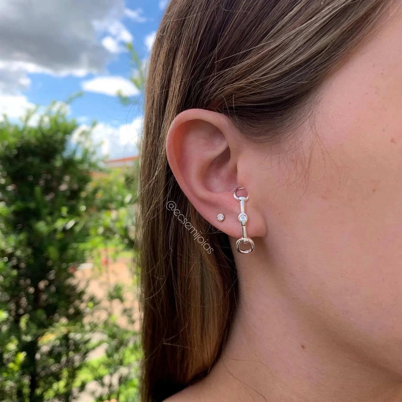 Brinco ear hook  com elos nas pontas   - banhada a prata 925