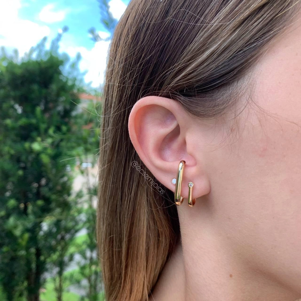 Brinco ear hook  com uma zircônia na ponta- banhada a ouro 18k