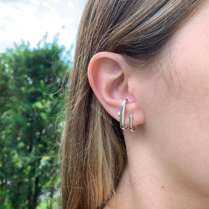 Brinco ear hook  com uma zircônia na ponta- banhada a prata 925