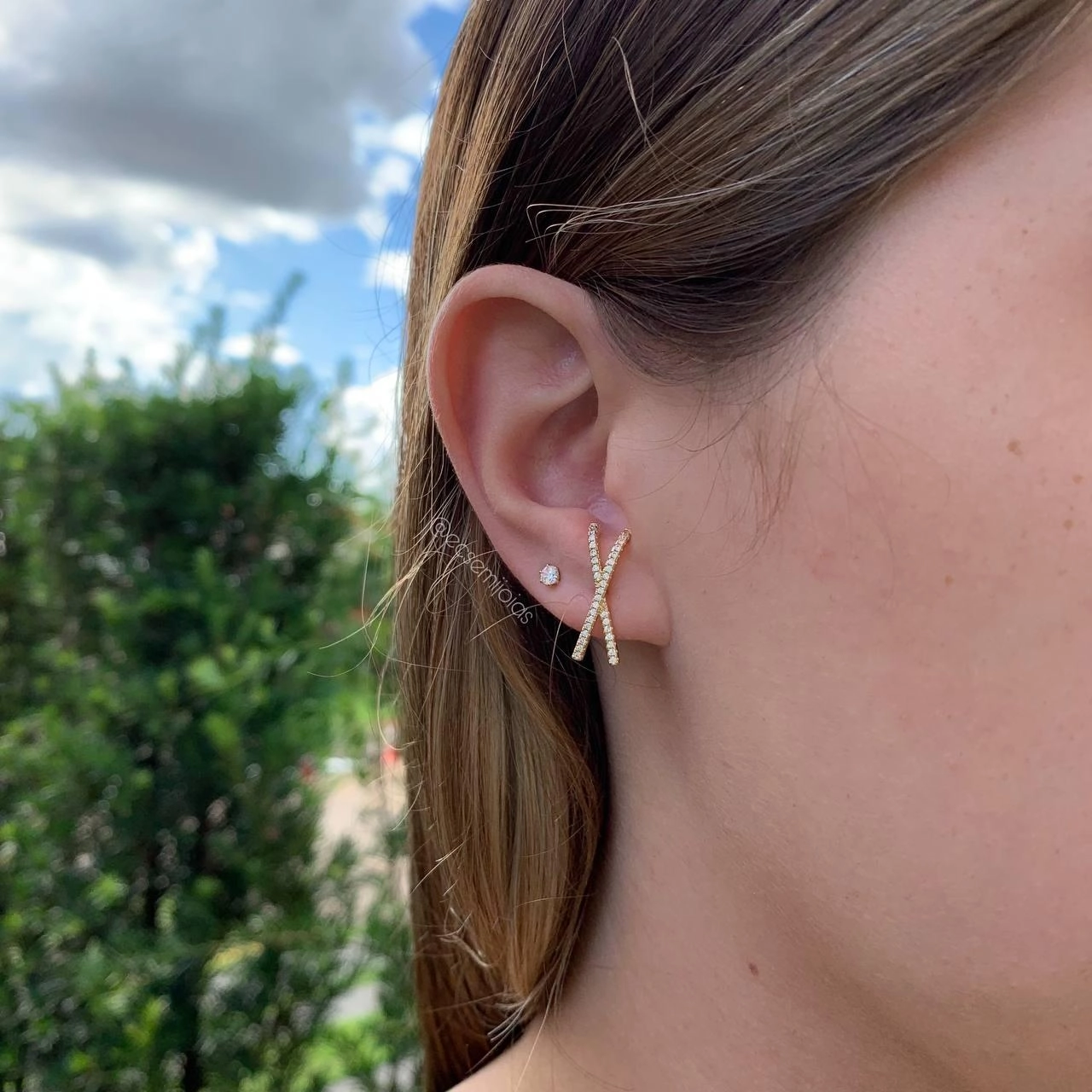 Brinco ear hook  X cravejado - banhada a ouro 18k