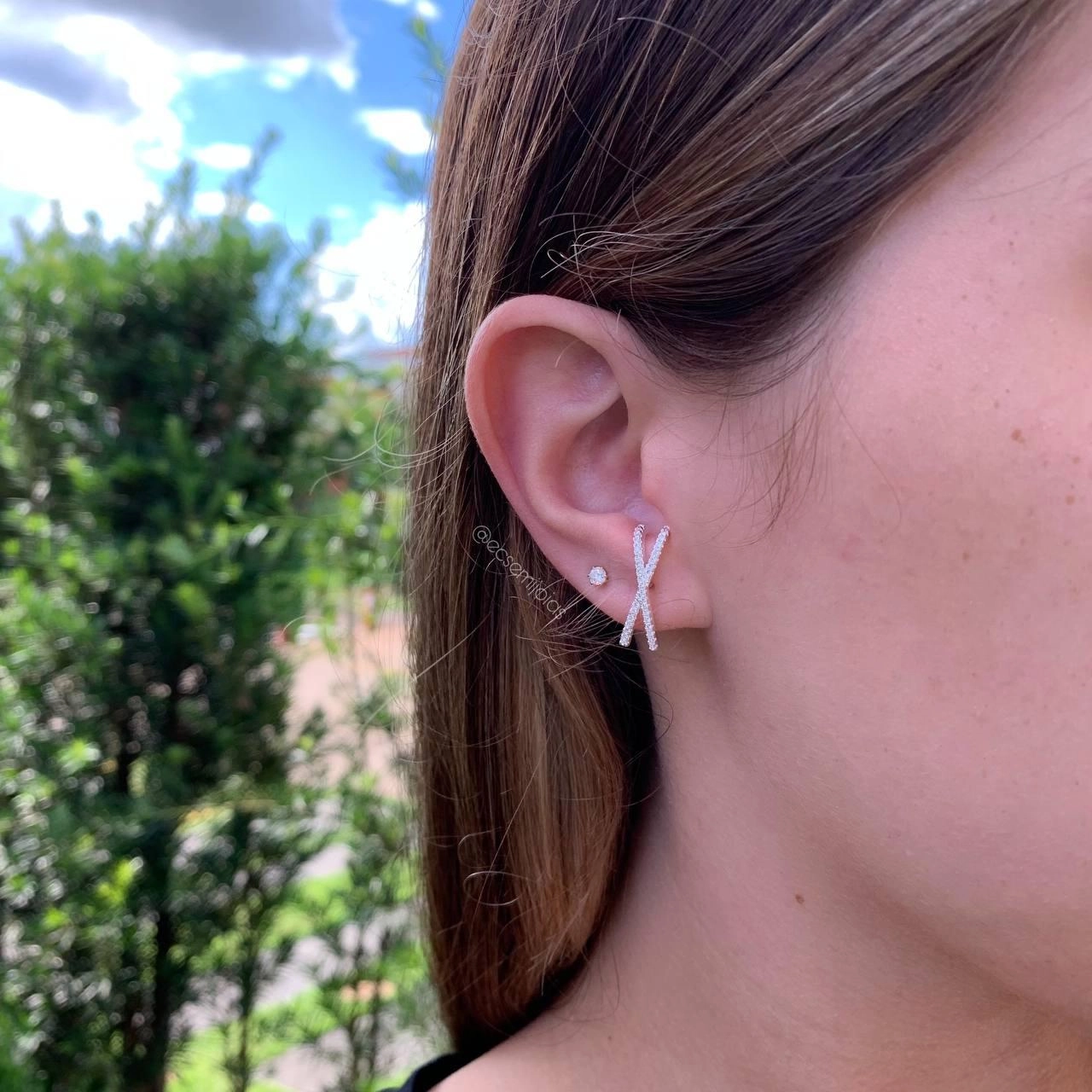 Brinco ear hook  X cravejado - banhada a prata 925