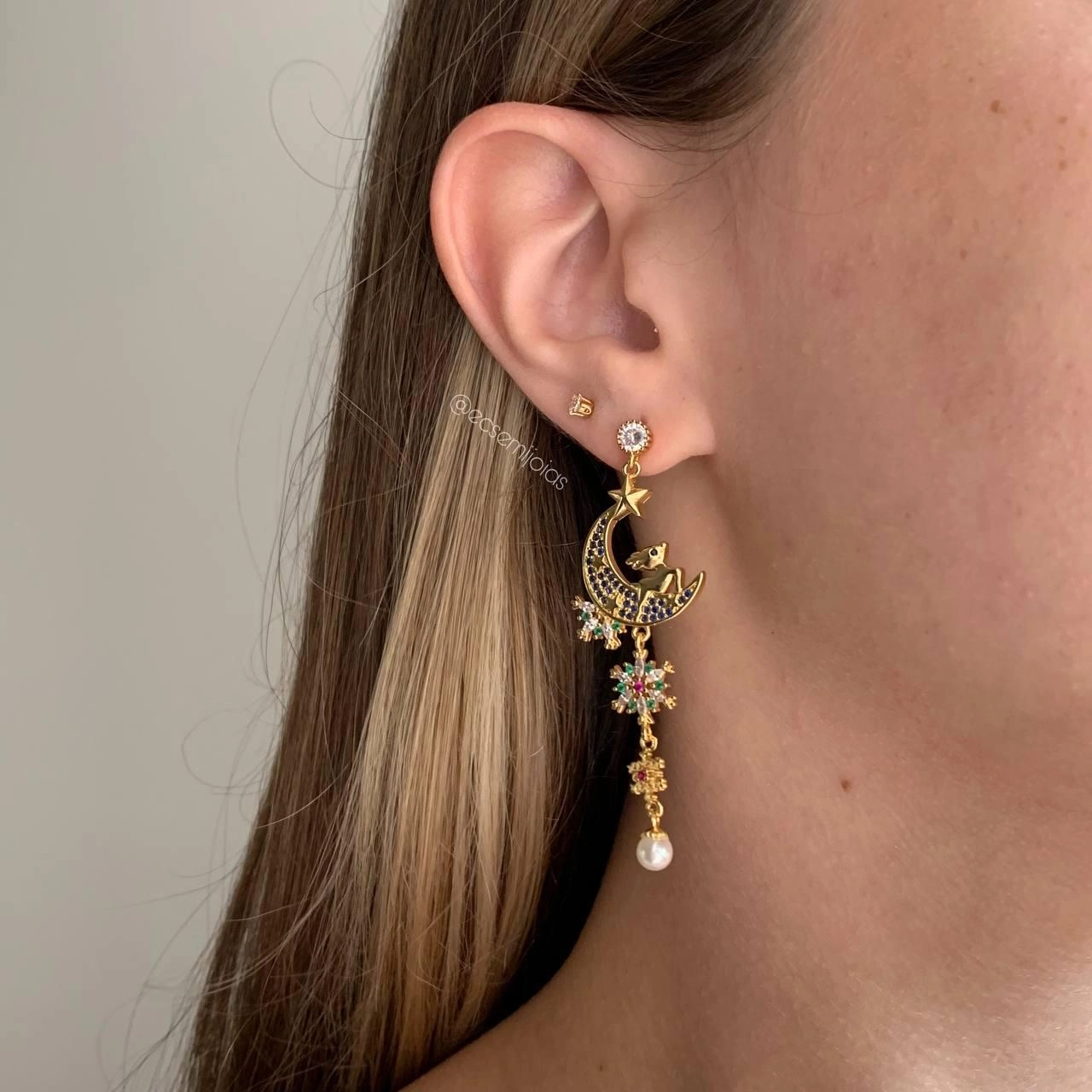 Brinco meia lua com uma flor embaixo - banhado a ouro 18k