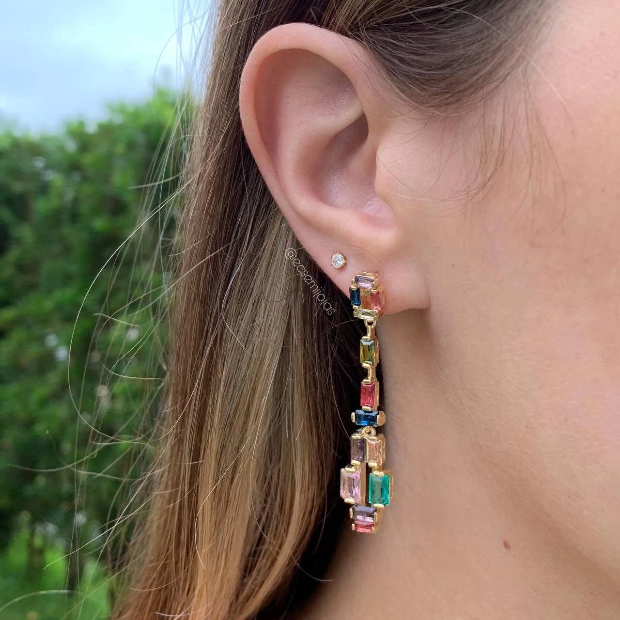 Brinco pendurado com varias pedras baguetes coloridas - banhado a ouro 18k