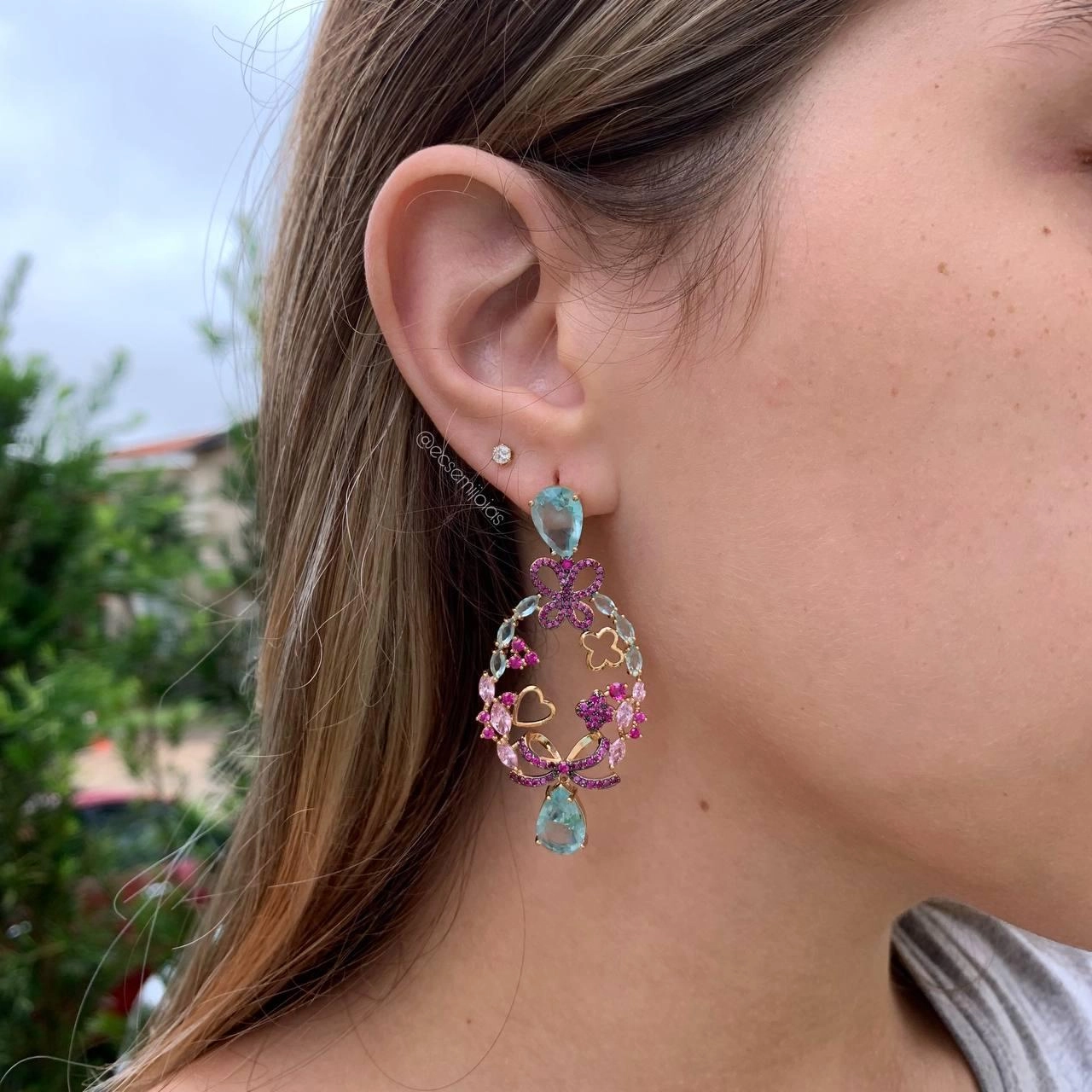 Brinco com pedras coloridas, cravejado, com borboletas e corações vazados - banhado a ouro 18k