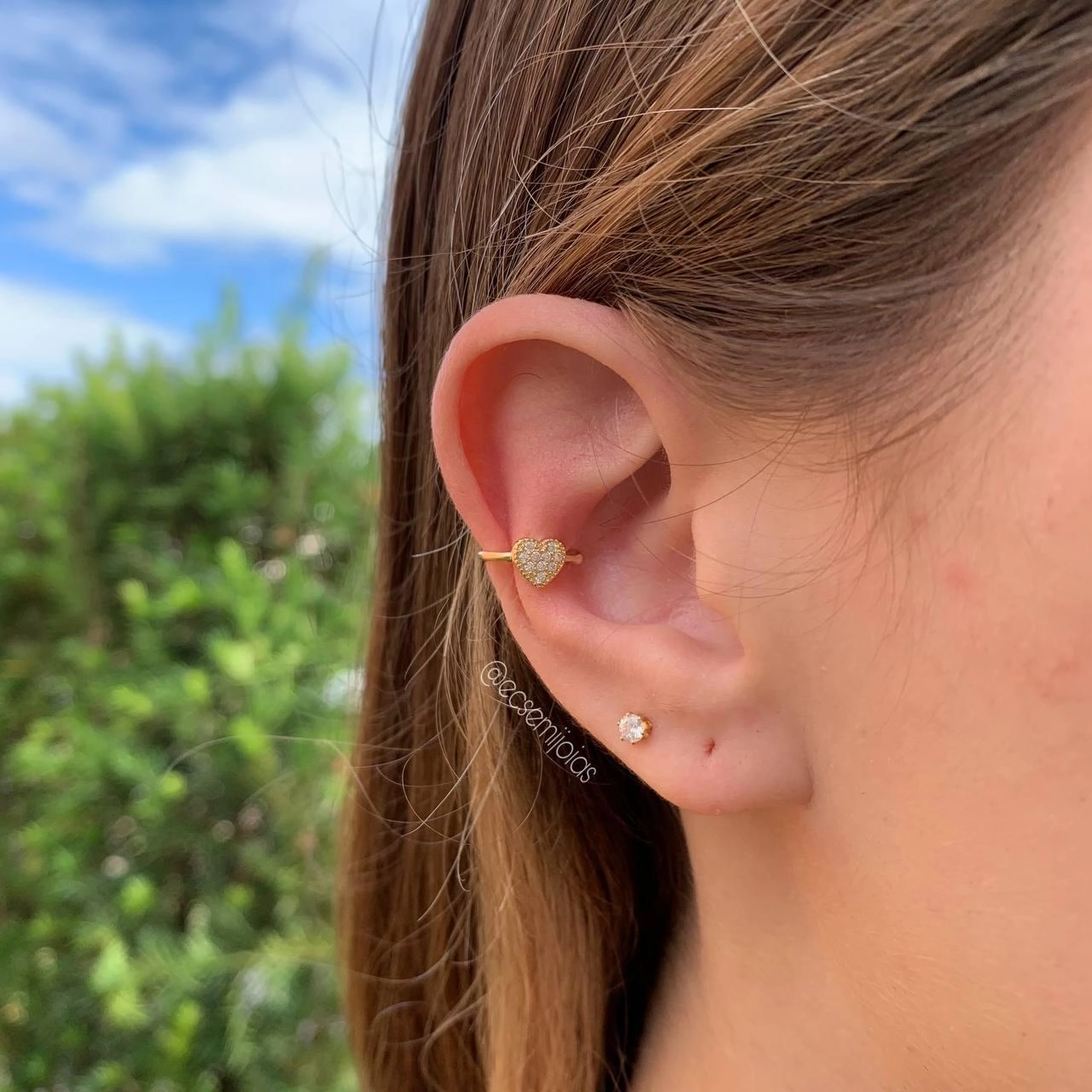 Brinco piercing delicado coração cravejado - banhado a ouro 18k