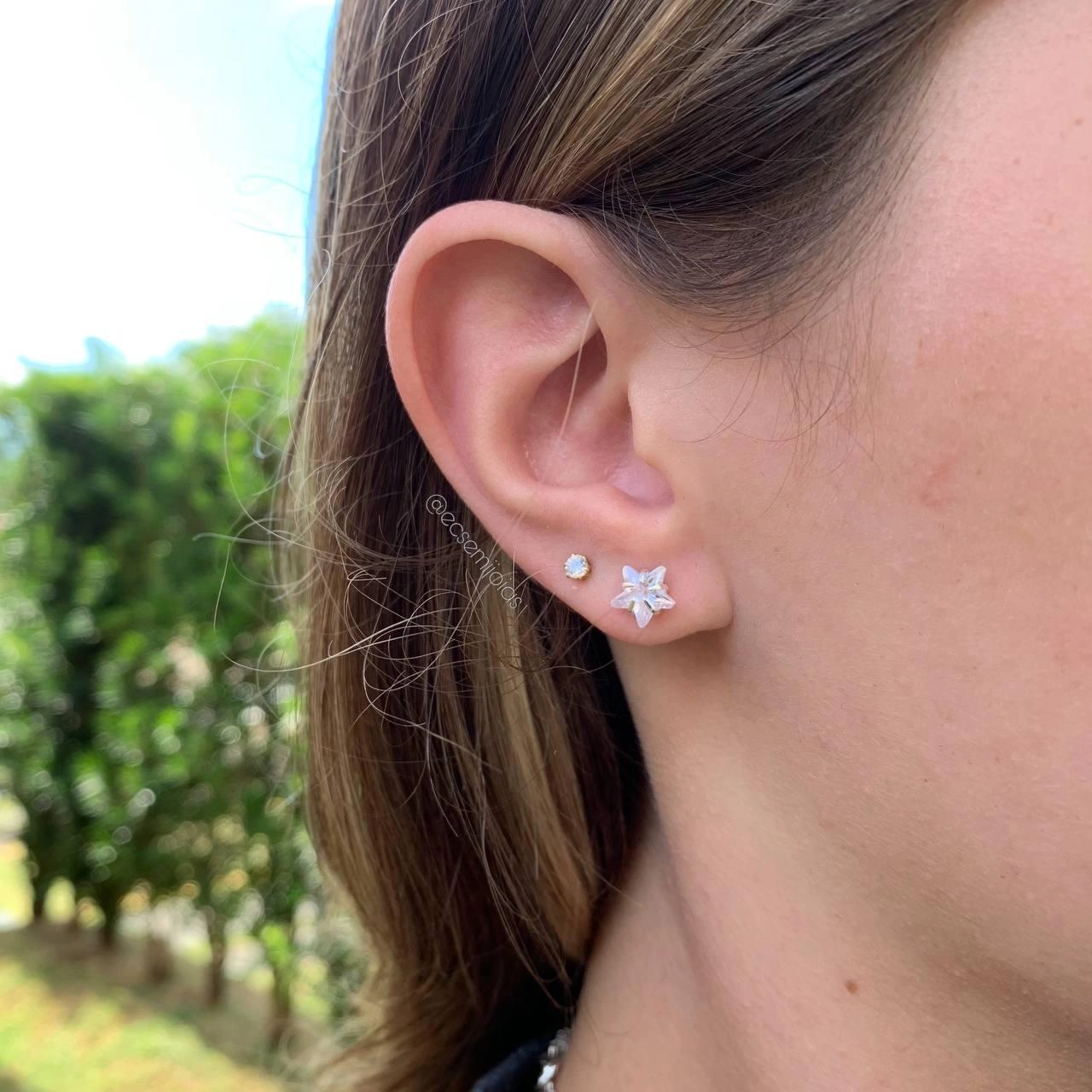 Brinco ponto de luz de estrela  tamanho  G - banhado a ouro 18k