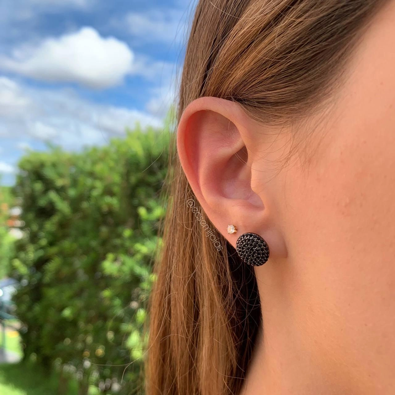 Brinco redondo cravejado - banhado a ródio negro