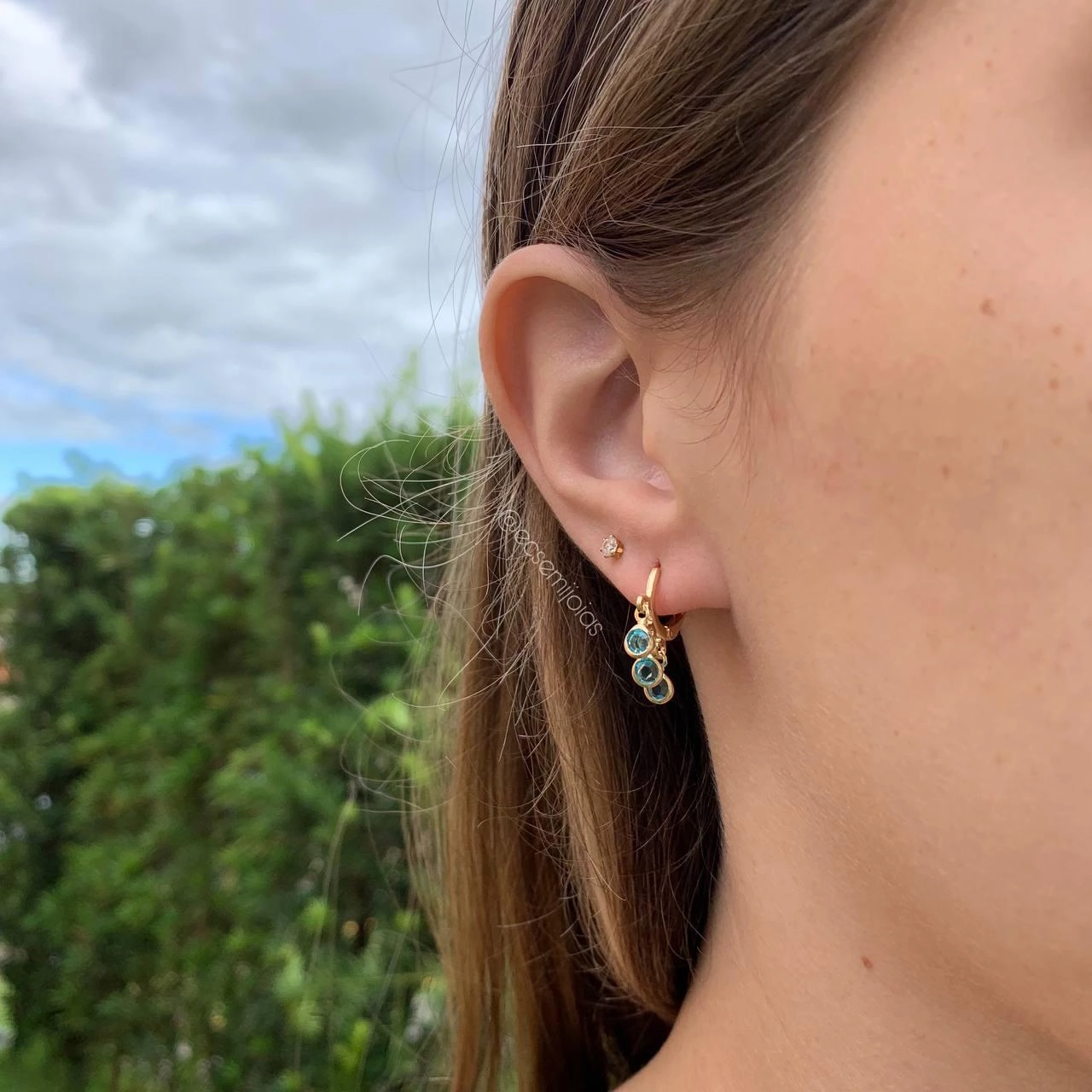Brinco tranqueta com 3 ponto de luz pequenos - banhado a ouro 18k