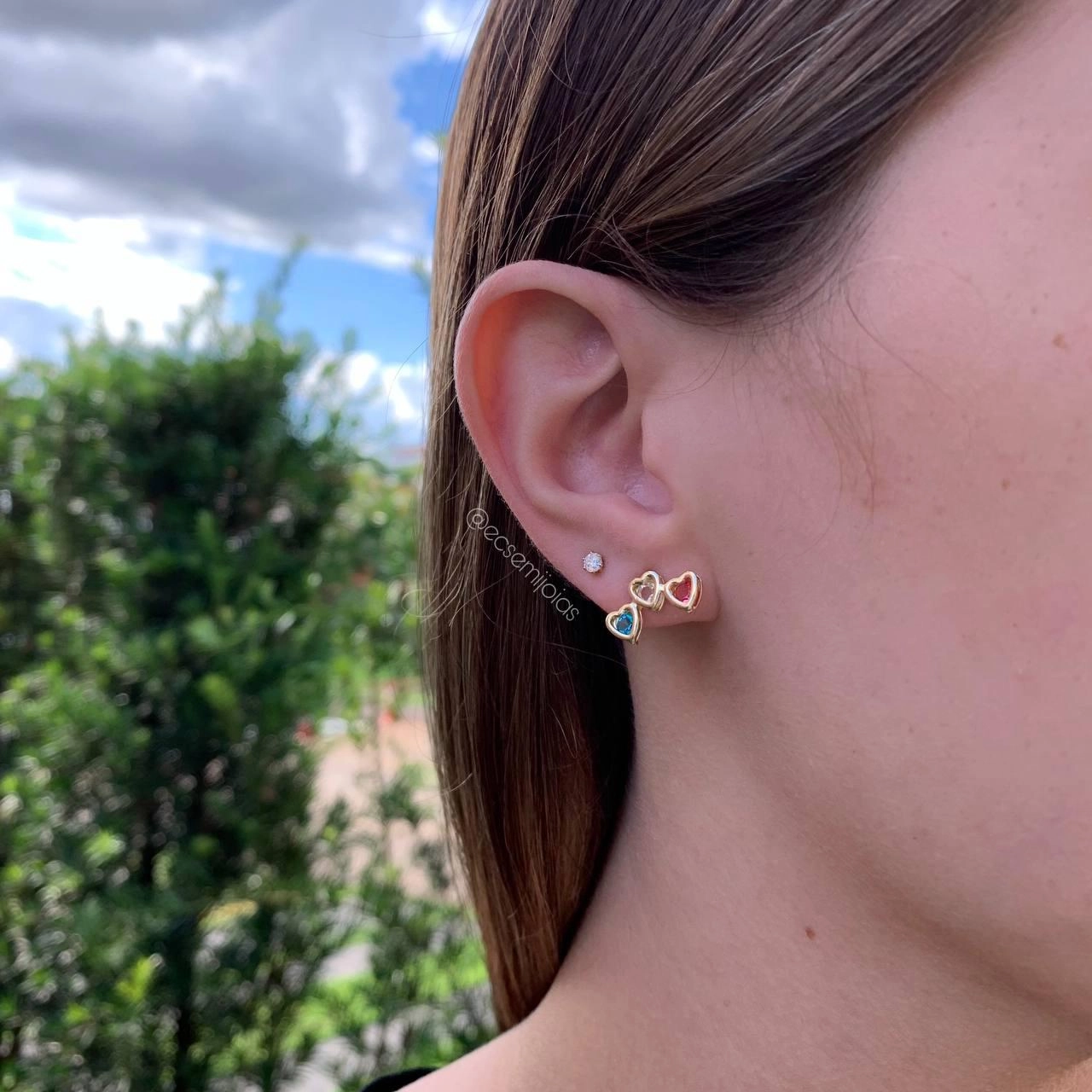 Brinco três corações coloridos  - banhada a ouro 18k