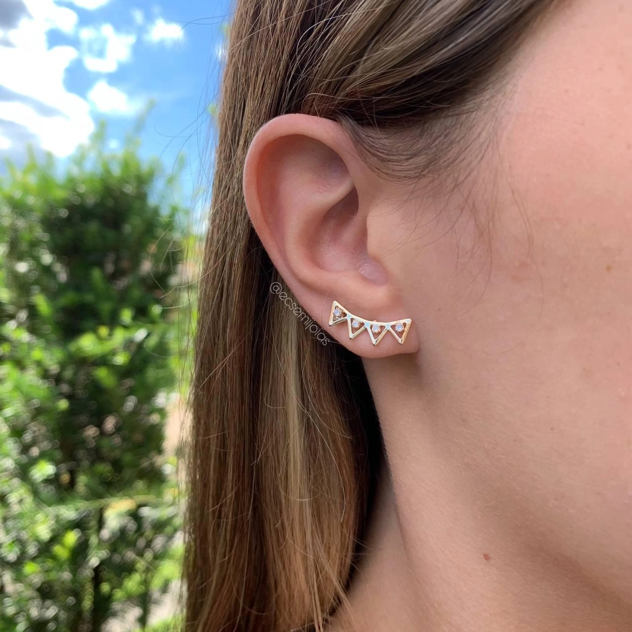 Brinco triângulo  com zircônia no centro  - banhada a ouro 18k