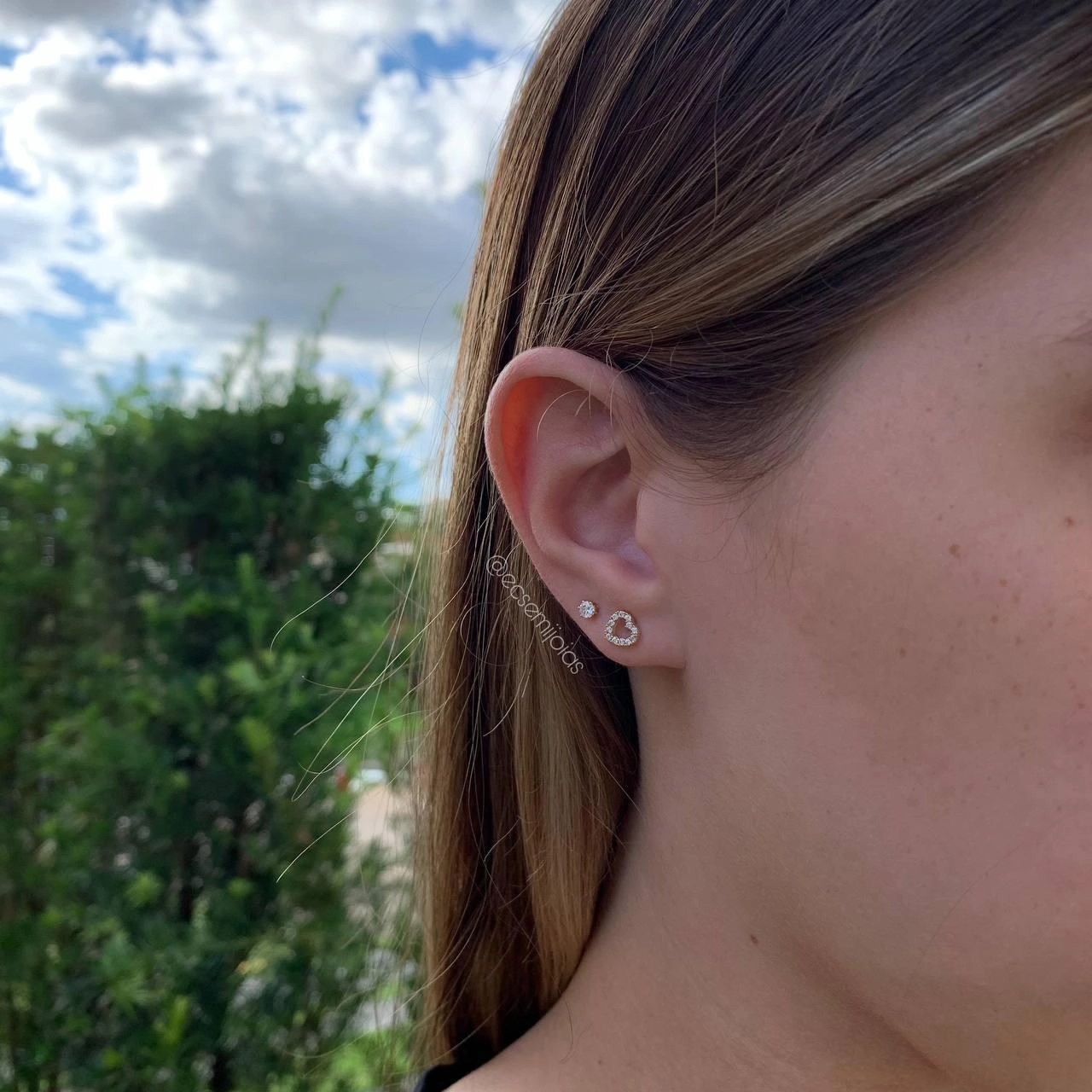 Brinco vazado coração cravejado - banhado a ouro 18k
