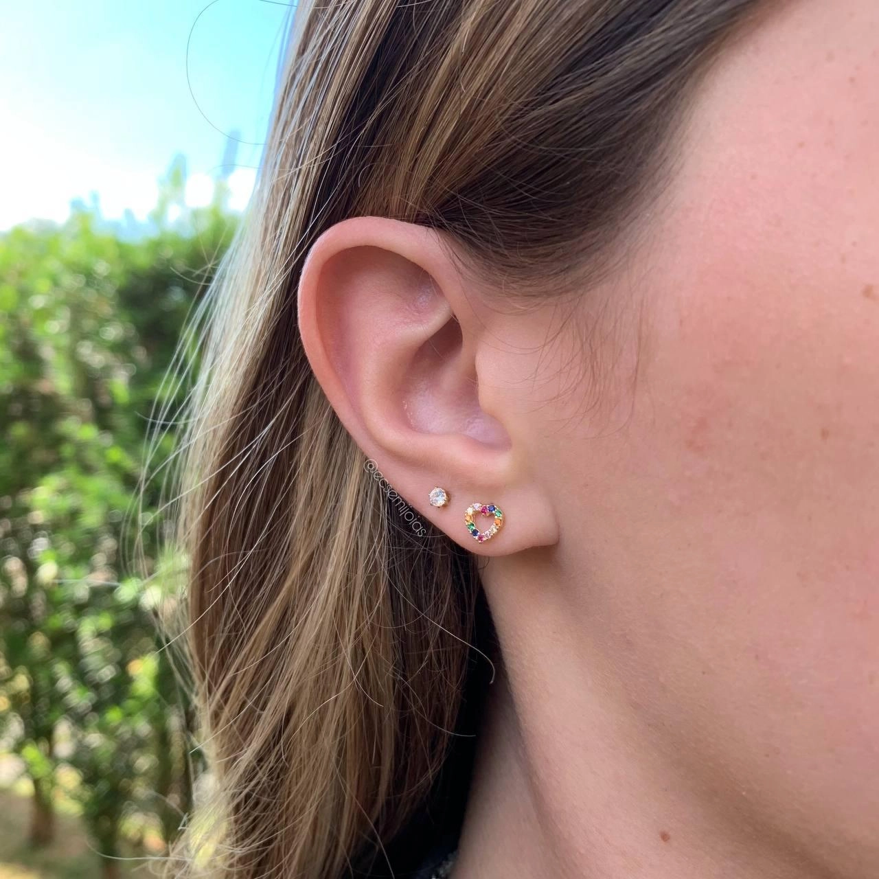 Brinco vazado coração cravejado - banhado a ouro 18k
