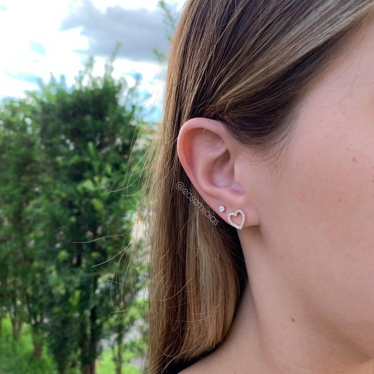 Brinco vazado coração cravejado - tamanho M - banhado a ouro 18k