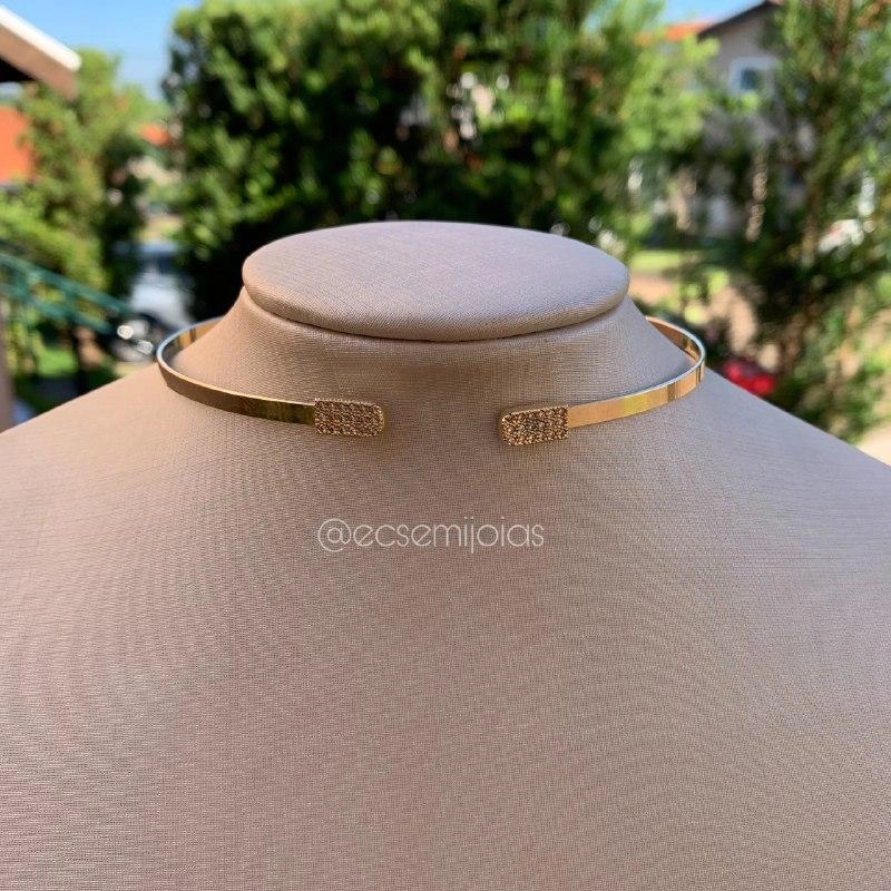 Canga chapa lisa com dois detalhes de zirconia que se encontram - banhado a ouro 18k