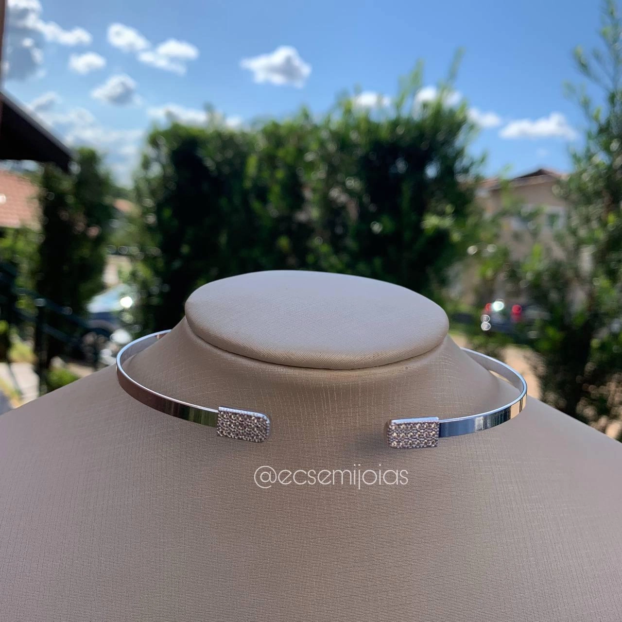 Canga chapa lisa com dois detalhes de zirconia que se encontram - banhado a prata 925