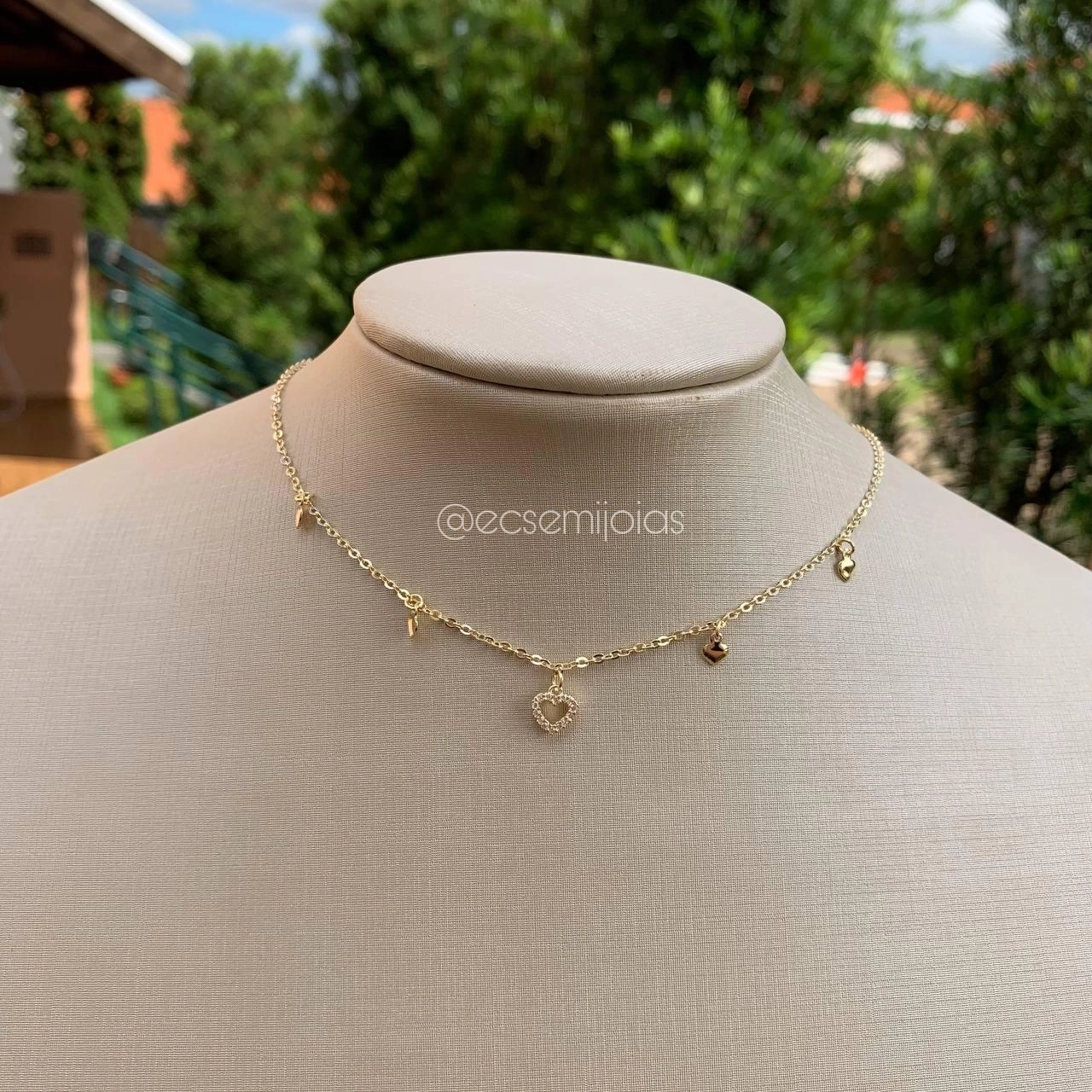 Choker três coraçõezinhos lisos e um cravejado delicado - banhado a ouro 18k