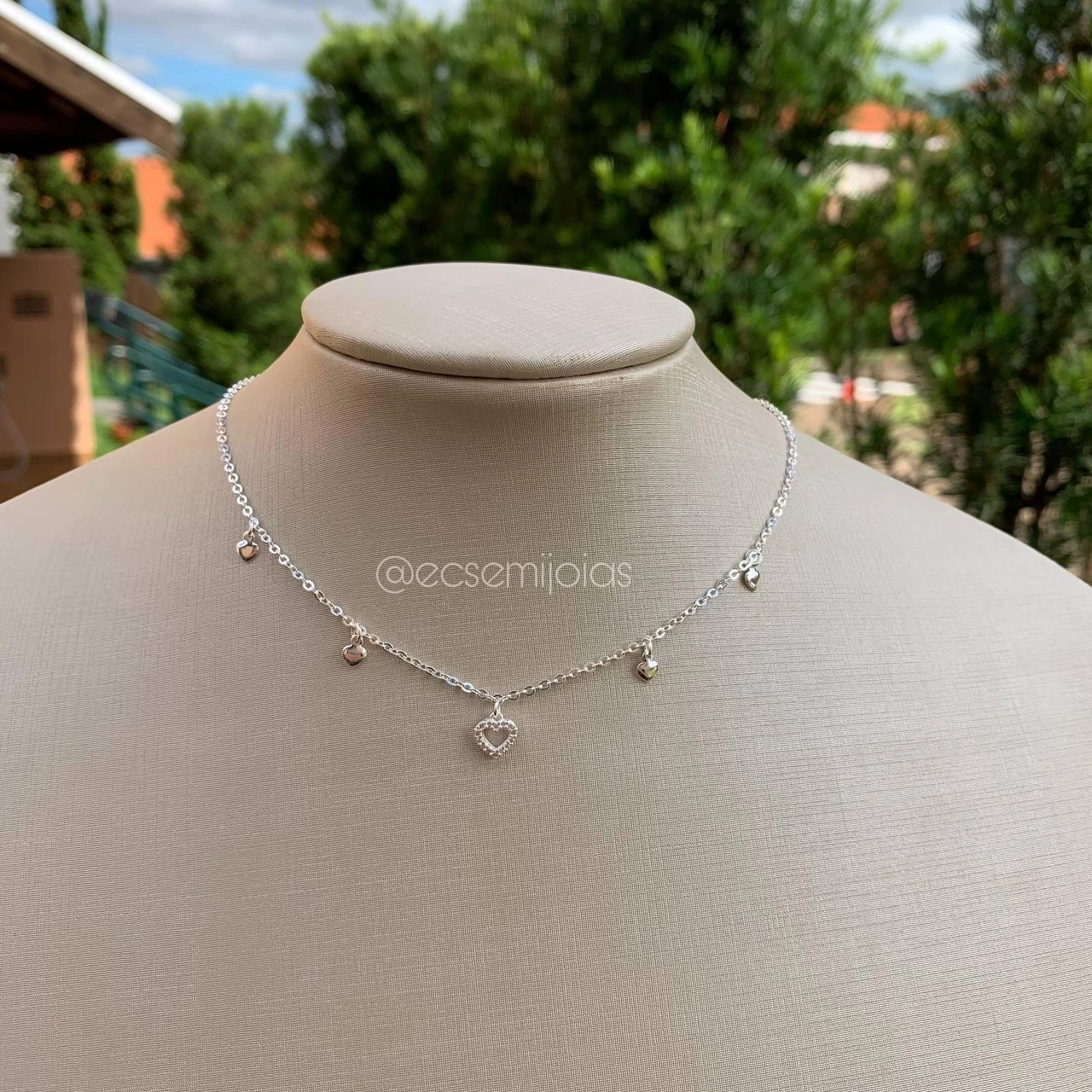 Choker três coraçõezinhos lisos e um cravejado delicado - banhado a prata 925