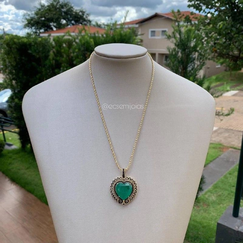 Colar cordão baiano com pingente de coração esmeralda cravejada negro em volta - banhado a ouro 18k