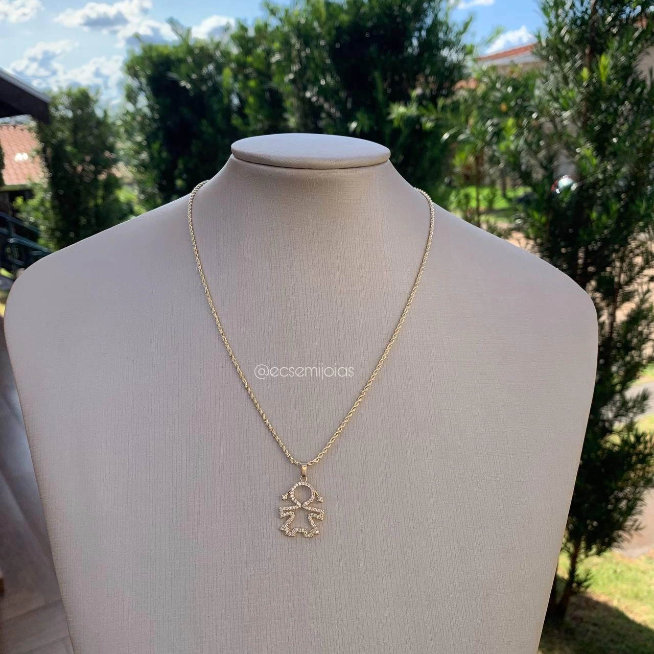 Colar cordão baiano com pingente de menina cravejada - banhado a ouro 18k
