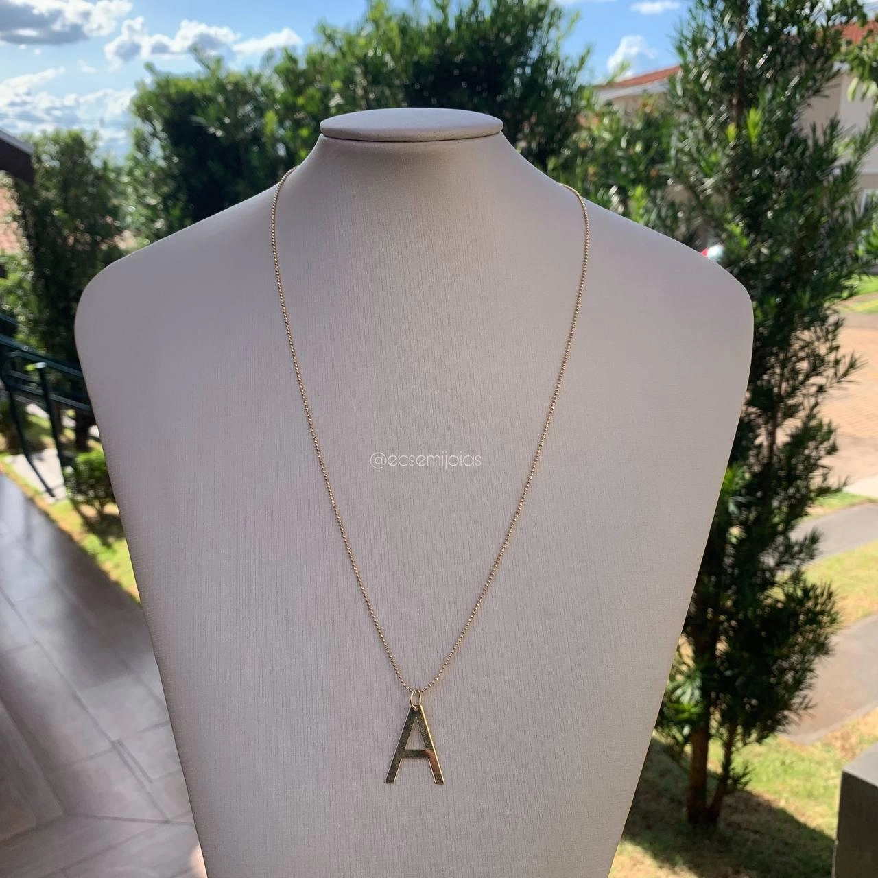 Colar de bolinhas 60 cm com pingente de letra - banhado a ouro 18k