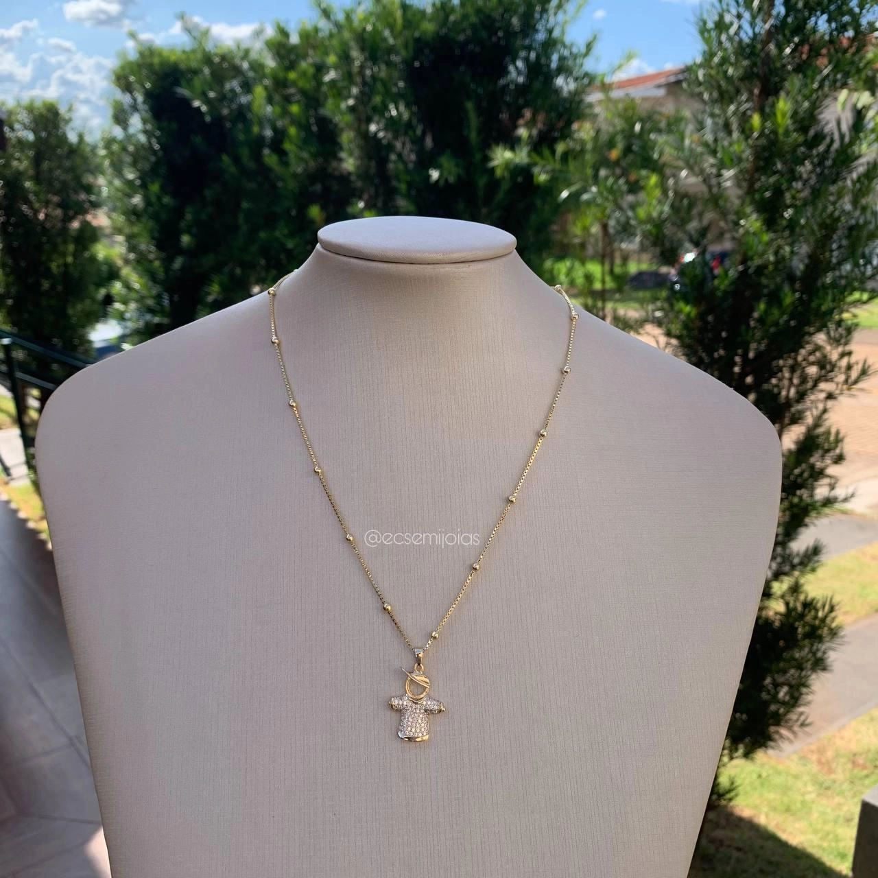 Colar de bolinhas delicado com pingente de menino cravejado - banhado a ouro 18k