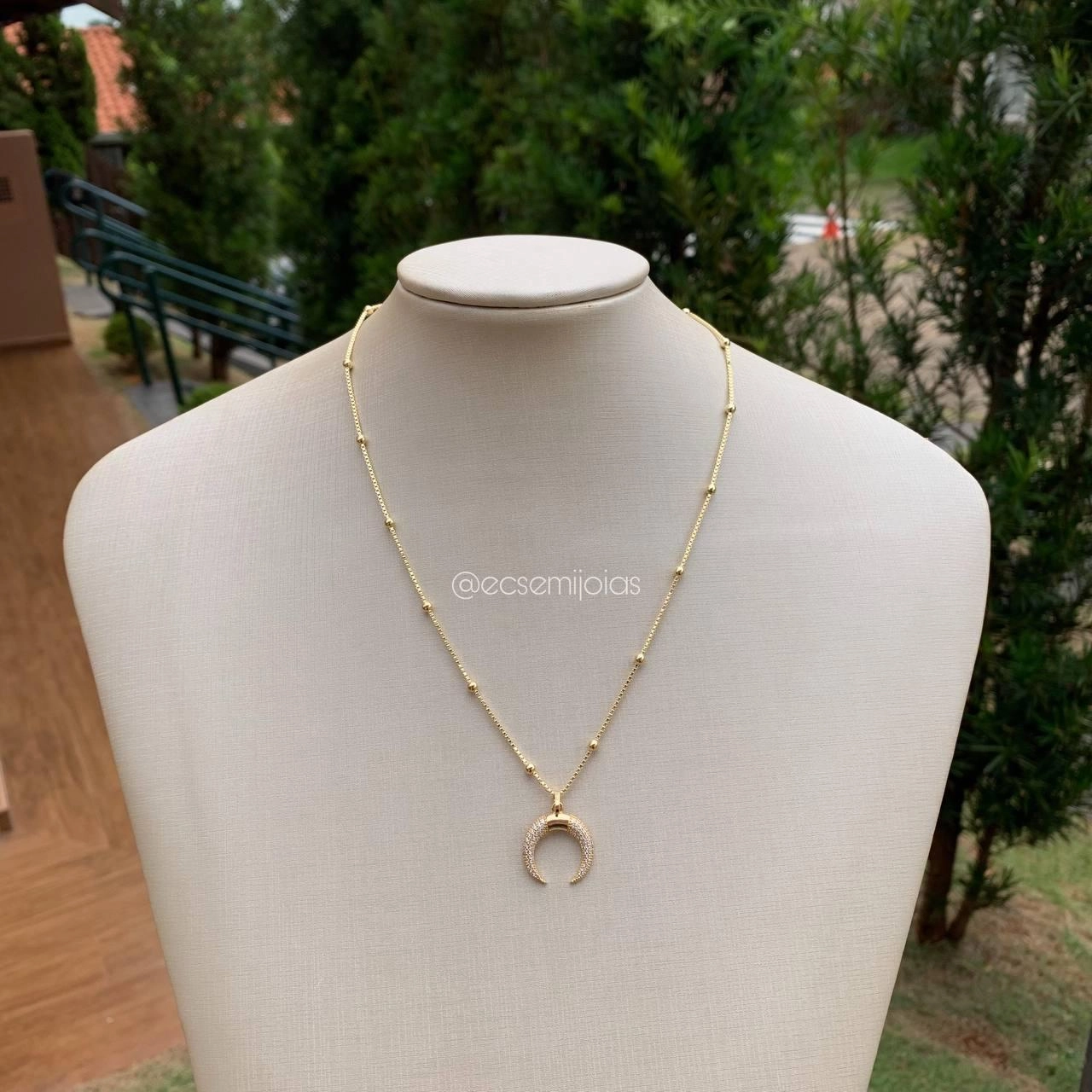 Colar de bolinhas delicado com pingente dente de sabre cravejado - banhado a ouro 18k