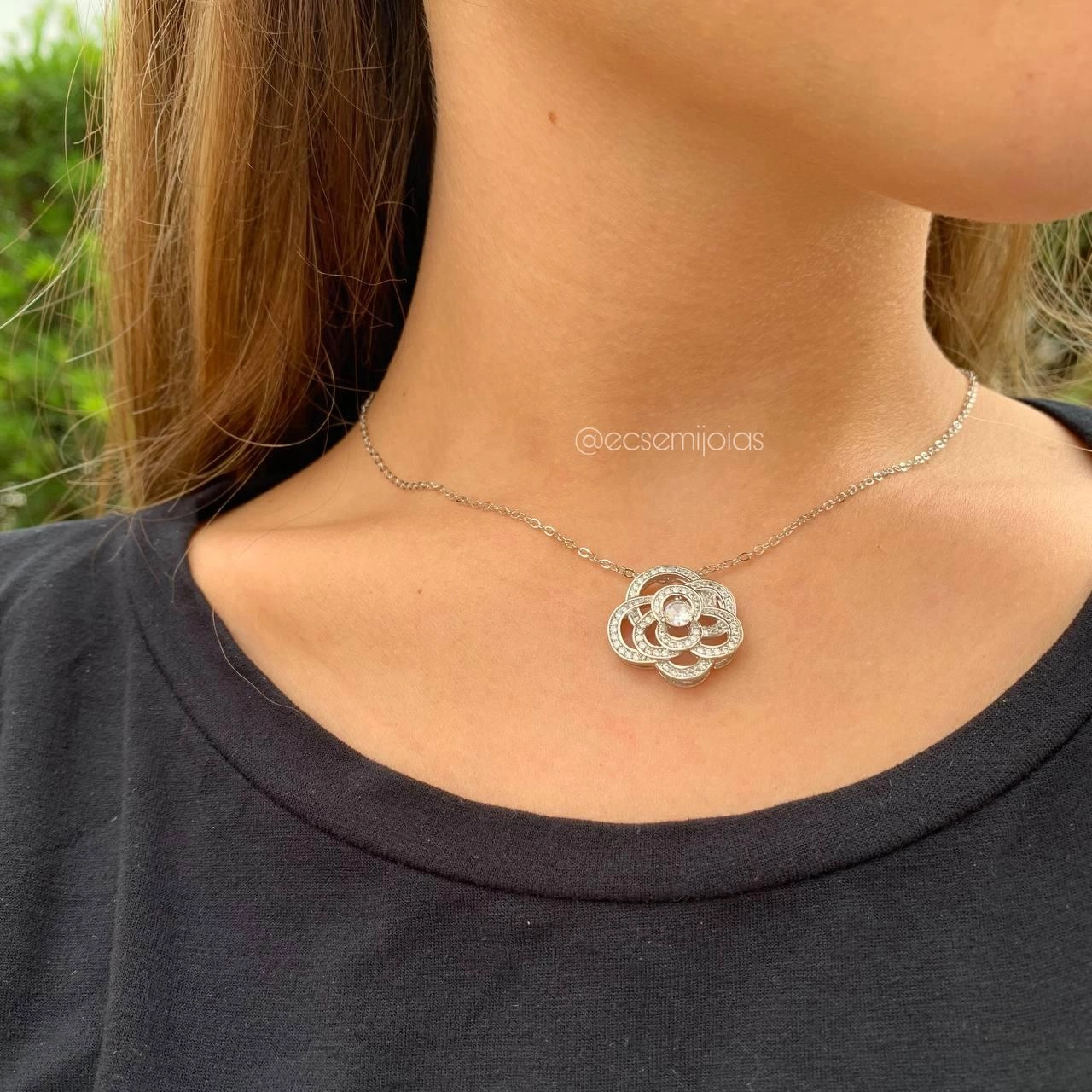 Colar de flor cravejado com pedra no centro - banhado a ródio branco