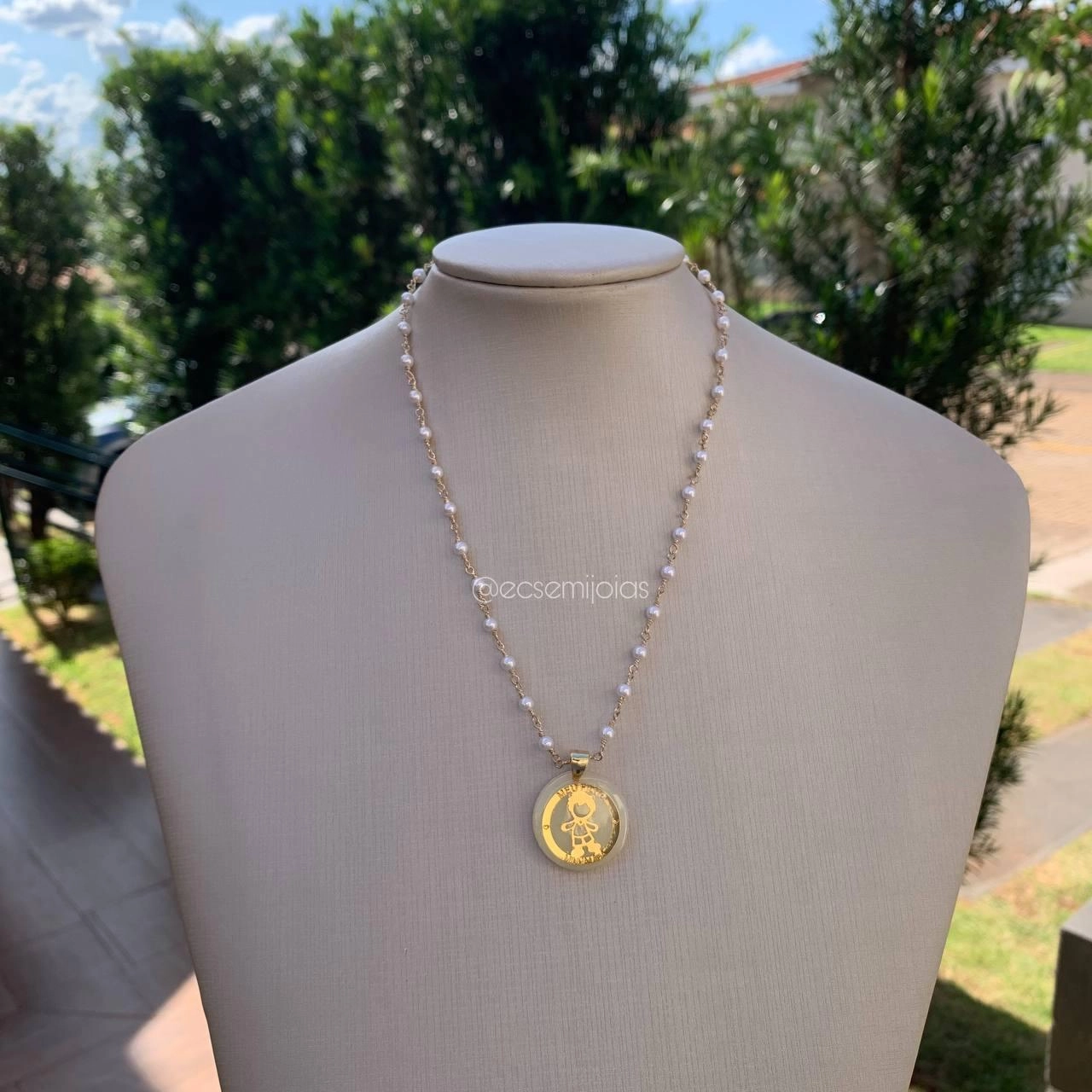 Colar de pérola com pingente de menino em madrepérola - banhado a ouro 18k