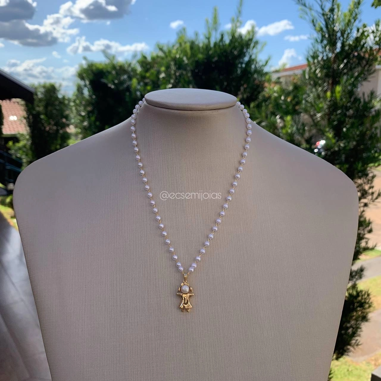 Colar de pérola com pingente menina  - banhado a ouro 18k