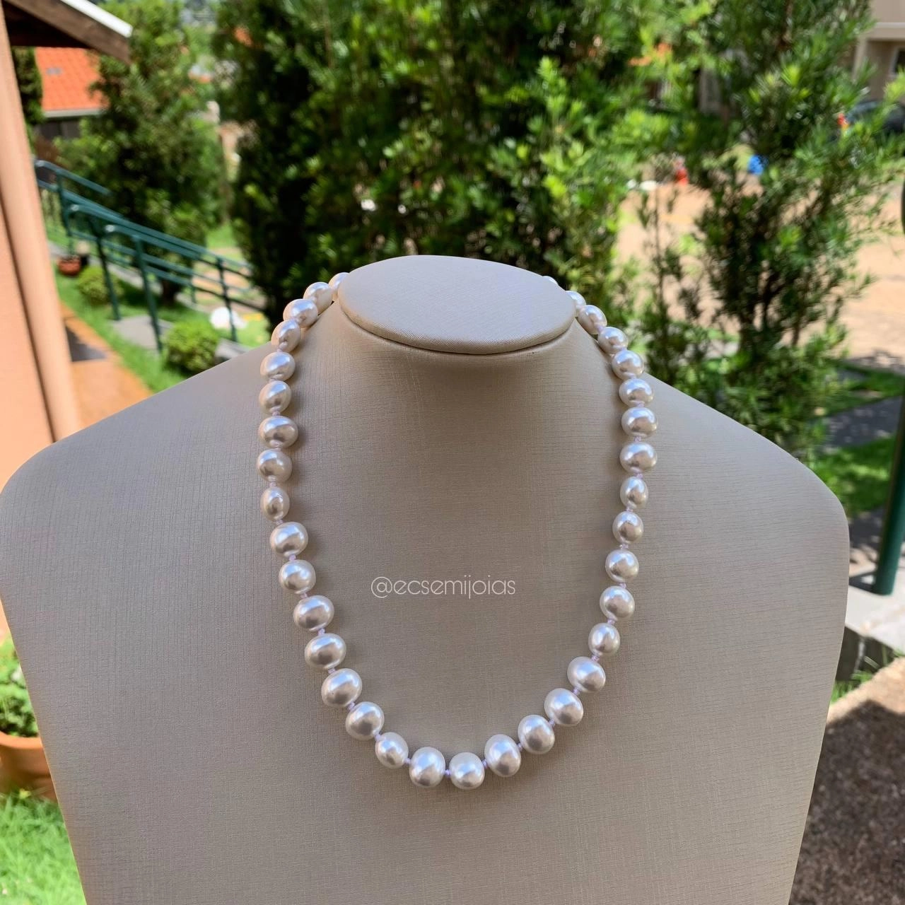 Colar de pérola shell com bola cravejada - banhado a ródio branco