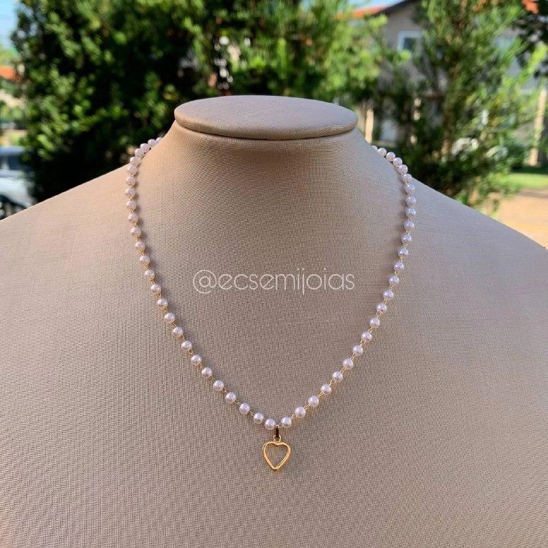 Colar delicado  de pérolas com um coração liso - banhado a ouro 18k